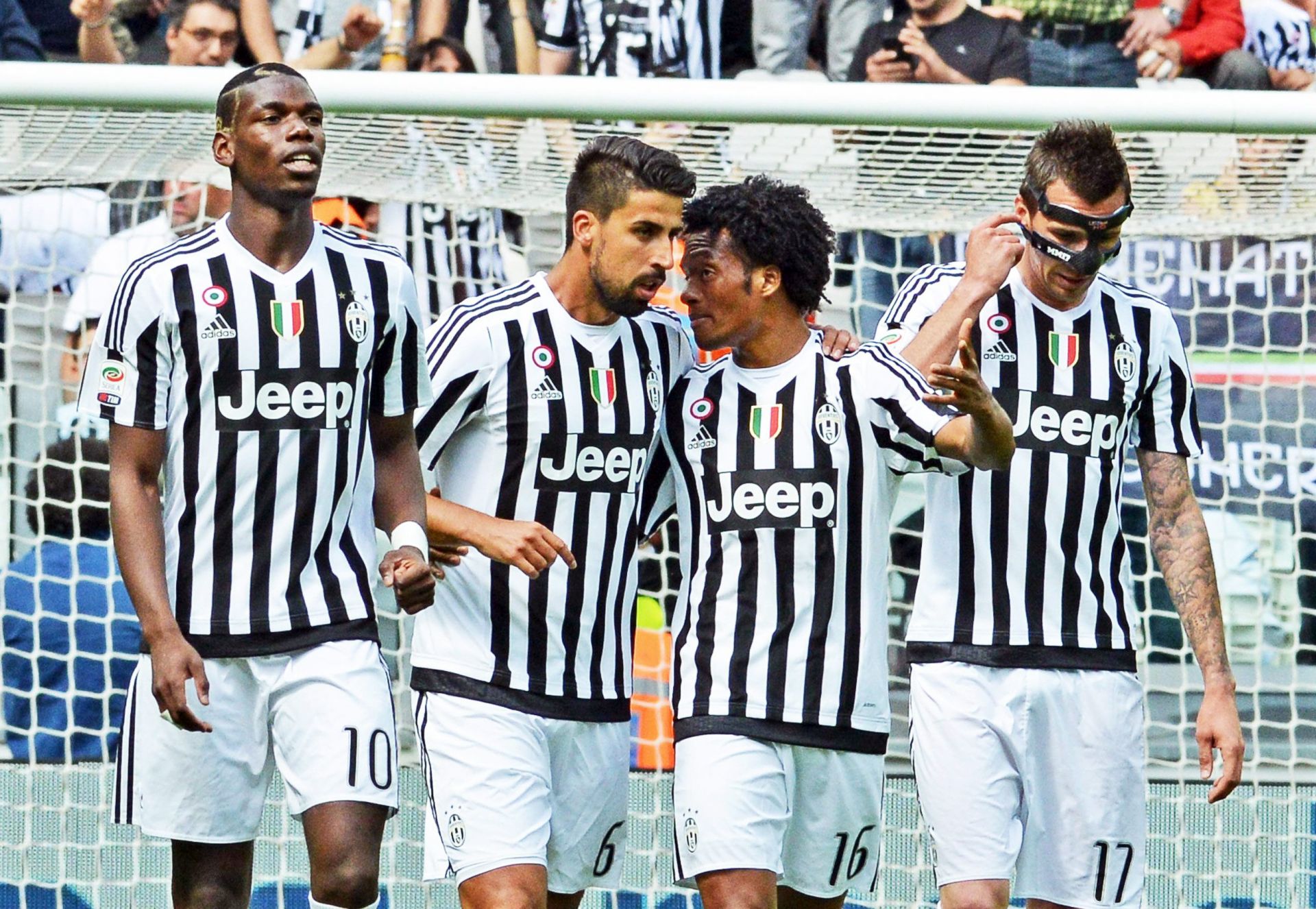 epa05263850 Juventus' German midfielder Sami Khedira (2-L) celebrates with his teammates after scoring the 1-0 lead during the Italian Serie A soccer match between Juventus FC and US Palermo at Juventus stadium in Turin, Italy, 17 April 2016.  EPA/DI MARCO