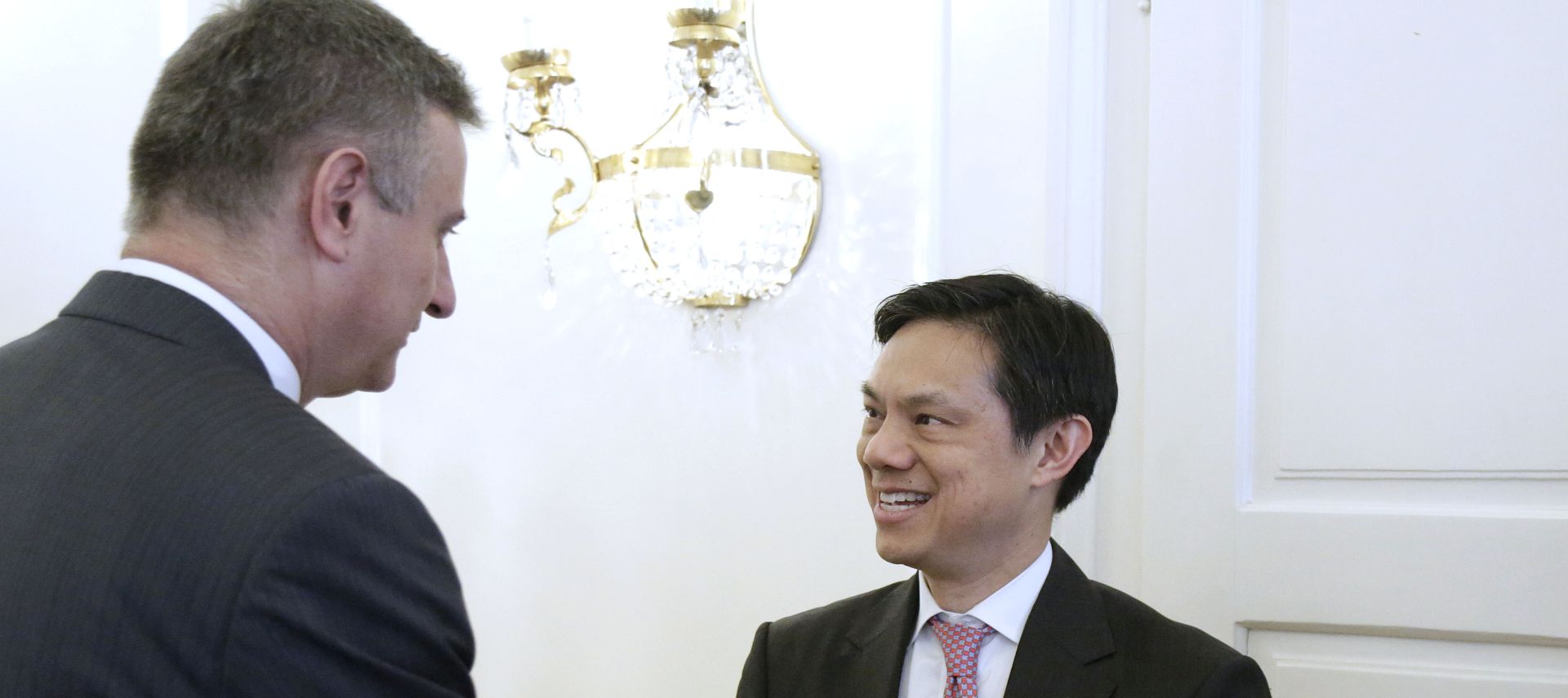 Zagreb, 05.04.2016 - Prvi potpredsjednik Vlade Republike Hrvatske Tomislav Karamarko primio je zamjenika pomoænika dravnog tajnika Sjedinjenih Amerièkih Drava Hoyta Yeea.
foto HINA/ Denis CERIÆ /dc