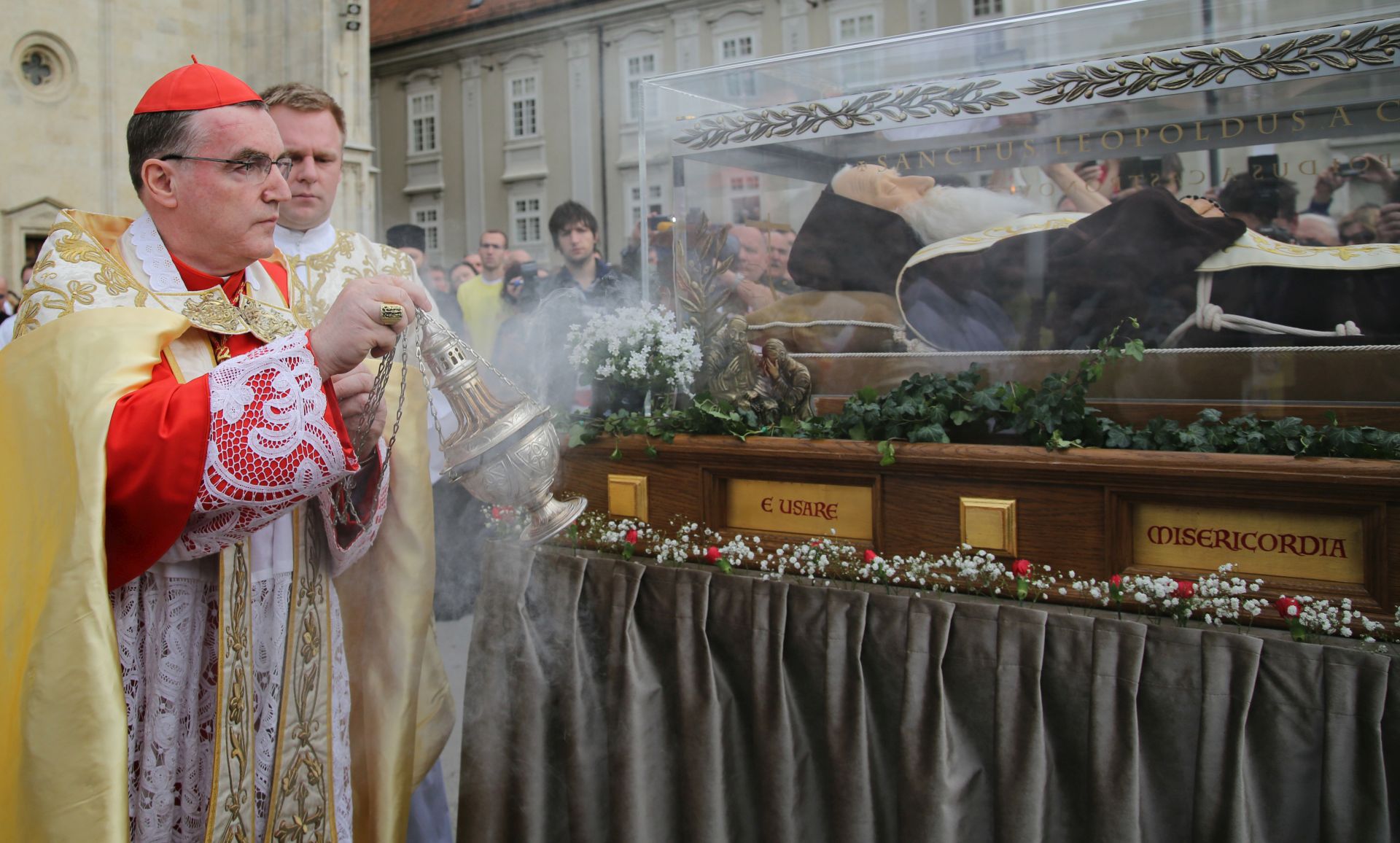 Zagreb, 13.04.2016 - Tijelo hrvatskog sveca, svetog Leopolda Bogdana Mandiæa, koje æe boravit u Zagrebu od 13. do 18. travnja, sveèano  je doèekano ispred zagrebaèke prvostolnice. Bogosluje doèeka i molitvu Veèernje predvodio je zagrebaèki nadbiskup, kardinal Josip Bozaniæ.
foto HINA/ Lana SLIVAR DOMINIÆ/ik