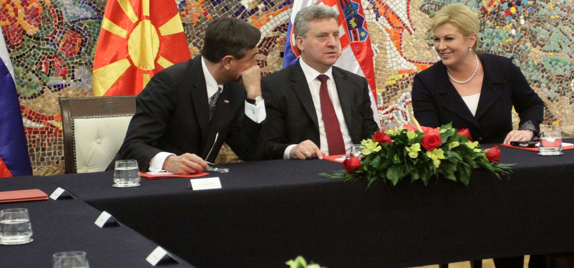 Skoplje, 12.4.2016 - Predsjednica drave Kolinda Grabar-Kitaroviæ doputovala je poslijepodne u radni posjet Makedoniji zajedno sa slovenskim predsjednikom Borutom Pahorom, gdje se sastala s makedonskim predsjednikom Gjorgeom Ivanovim. Na slici Borut Pahor, Gjorge Ivanov i Kolinda Grabar-Kitaroviæ.
foto HINA/ MIA/ Darko Popov/ ua