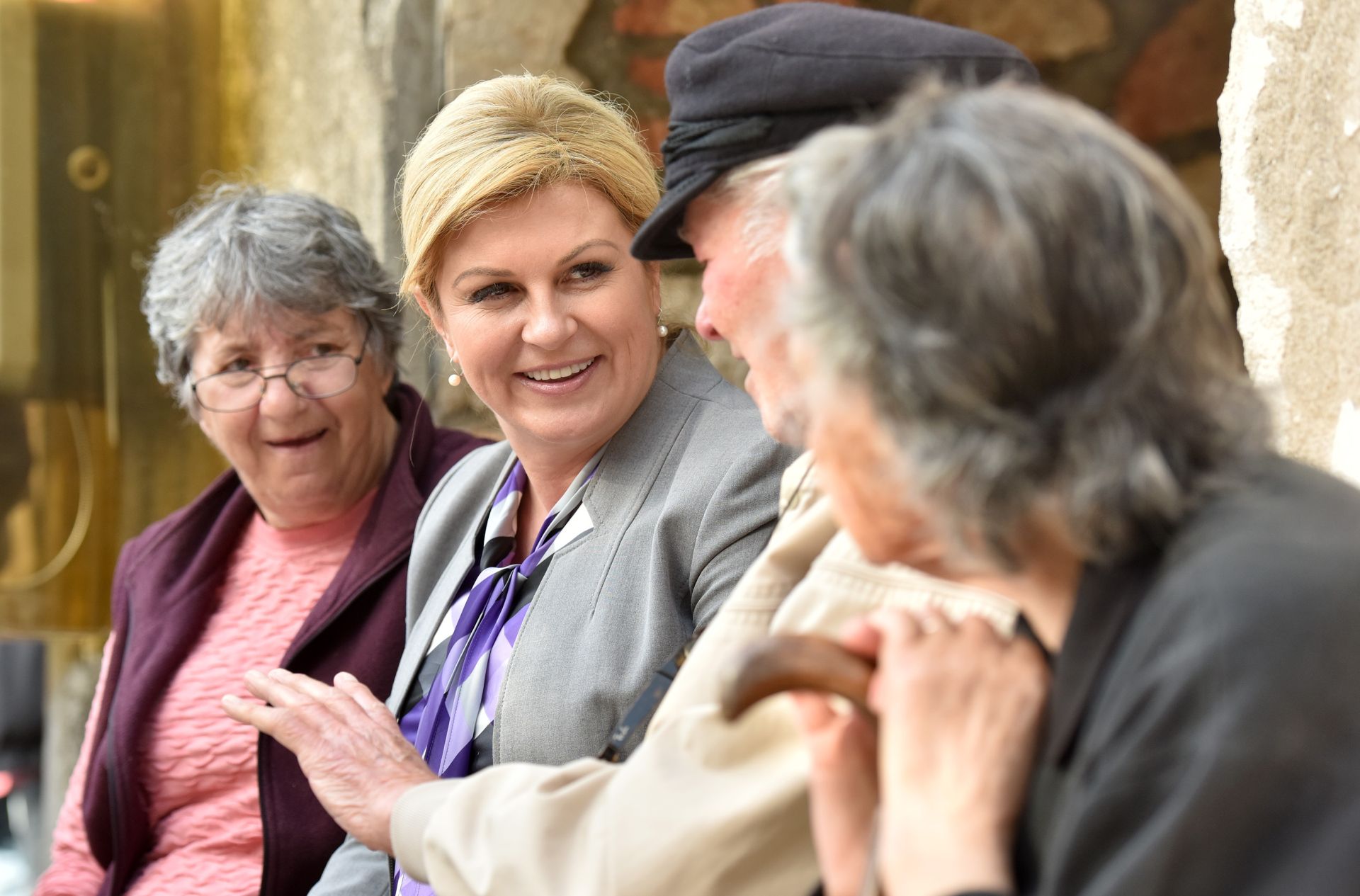 07.04.2016., Olib - Predsjednica Kolinda Grabar-Kitarovic posjetila je otok Olib gdje s mjestanima popricala o njihovim problemima vezanima uz zivot na otoku. 
Photo: Dino Stanin/PIXSELL