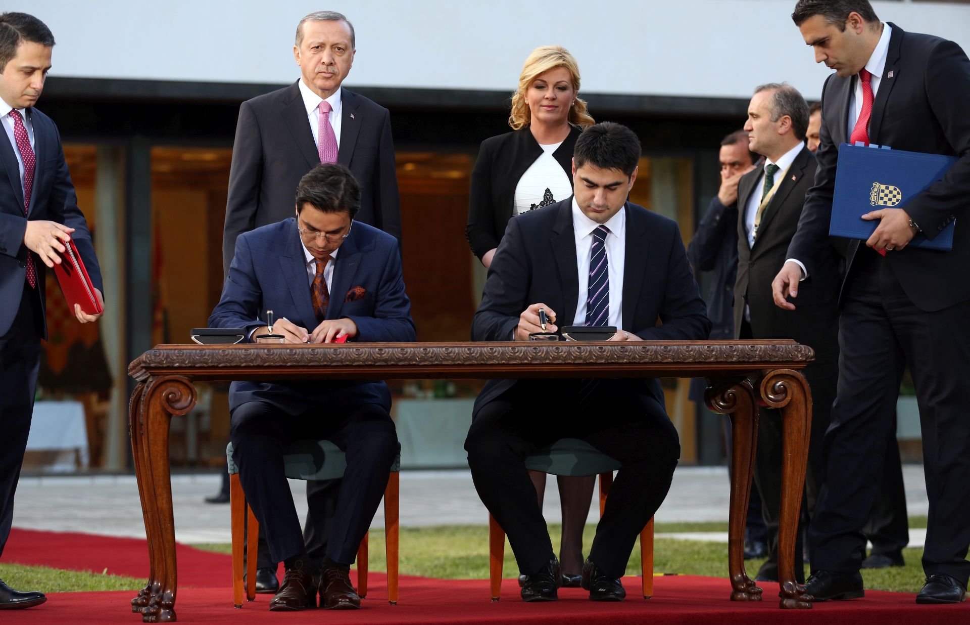 Zagreb, 26.04.2016 - Predsjednica Republike Hrvatske Kolinda Grabar Kitaroviæ i turski predsjednik Recep Tayyip Erdogan nazoèili su potpisivanju ugovora o suradnji izmeðu Hrvatske radio televizije i Turske radio televizije koji su potpisali zamjenik ravnatelja Turske radio televizije Ibrahim Eren i glavni ravnatelj HRT-a Sinia Kovaèiæ.
foto HINA/ Damir SENÈAR /ds