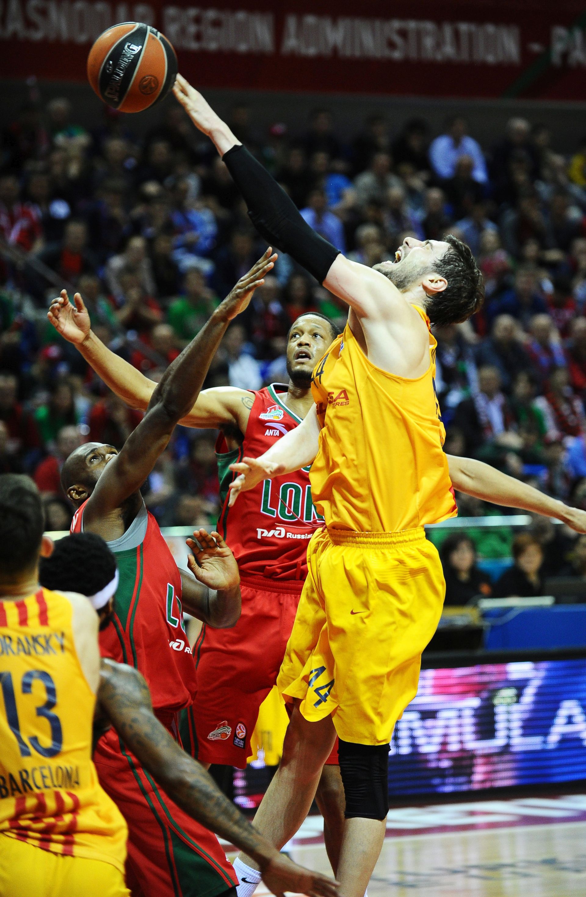 epa05257631 Ante Tomic (R) of Barcelona in action during the Euroleague playoff basketball match between Lokomotiv Kuban Krasnodar and FC Barcelona Lassa in Krasnodar, Russia, 13 April 2016.  EPA/MAXIM ROMANOV
