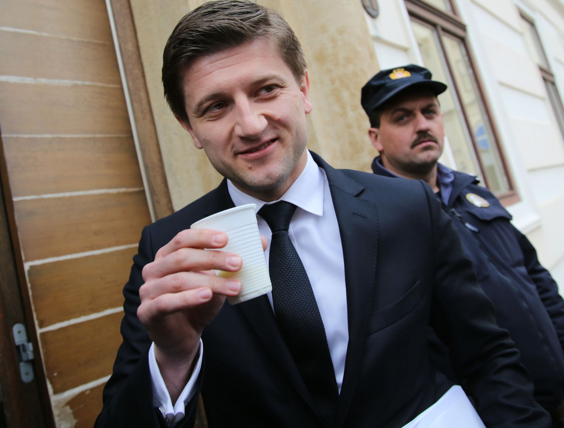 Zagreb, 20.04.2016. - Mljekari su ministrima prije sjednice Vlade dijelili mlijeko. Na fotografiji ministar Zdravko Mariæ. foto HINA/ Lana SLIVAR DOMINIÆ/ lsd