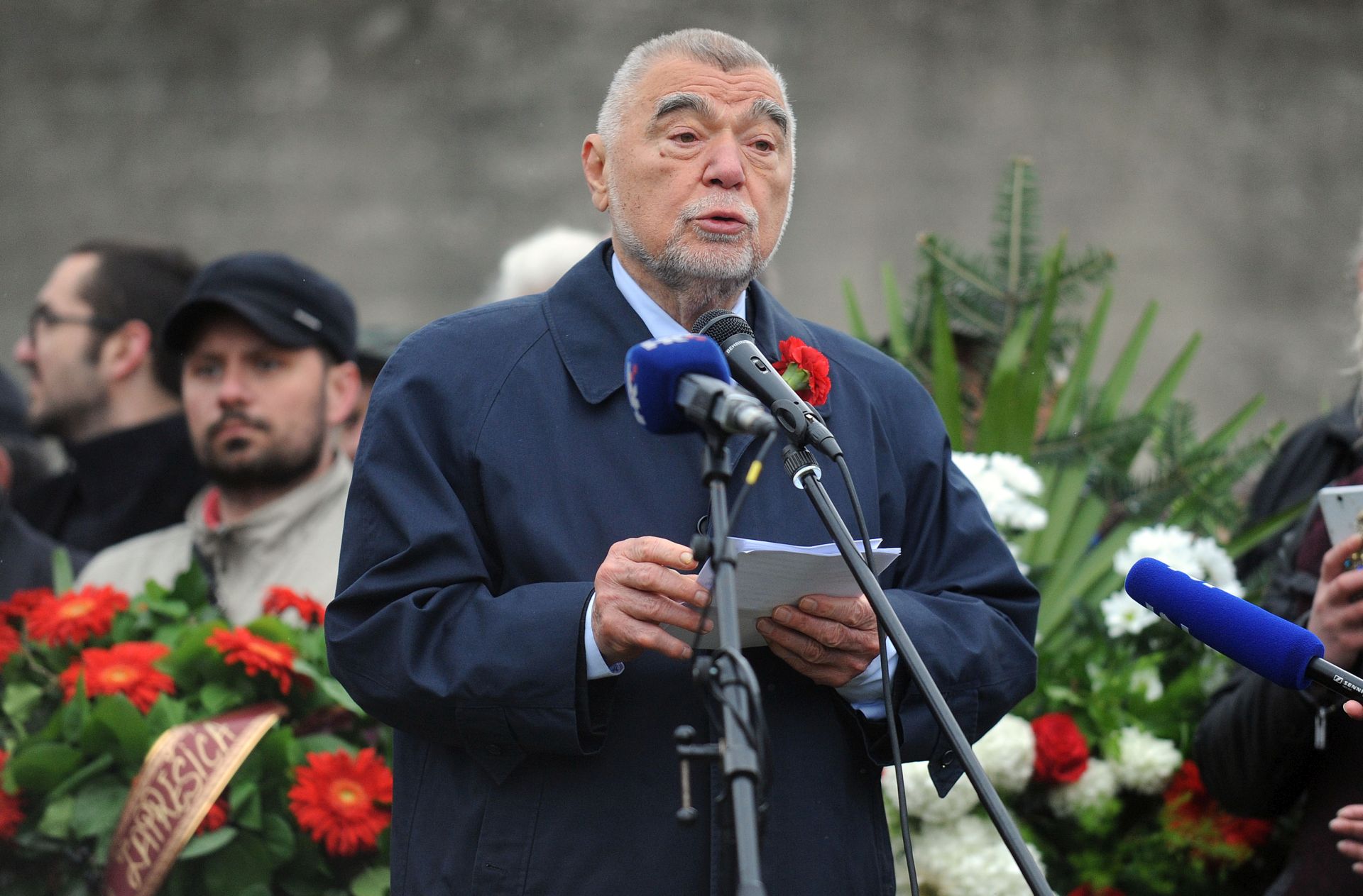 Jasenovac, 24.04.2016 - Komemoracija rtvama ustakoga logora Jasenovac koju organizira Savez antifaistièkih boraca i antifaista (SABA) Republike Hrvatske u suradnji s Antifaistièkom ligom Hrvatske, Srpskim narodnim vijeæem (SNV), Savezom Roma u RH Kali Sara, Vijeæem romske nacionalne manjine grada Zagreba, te udrugama civilnoga drutva. Na slici bivi predsjednik i poèasni predsjednik SABA Stjepan Mesiæ.
foto HINA/ Denis CERIÆ /dc