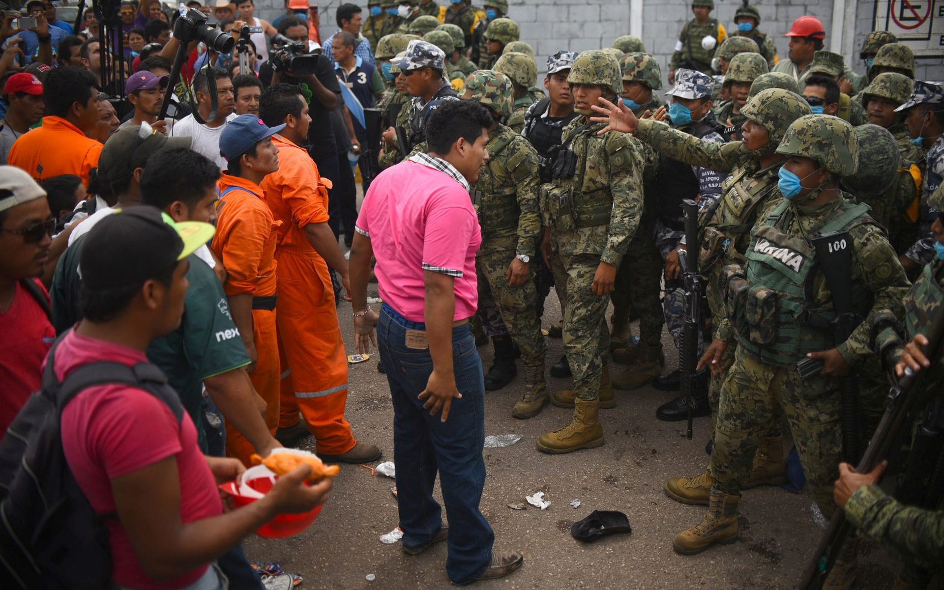epa05271264 Dozens of relatives of Pemex workers face off with soldiers as they try to access the grounds of petrochemical plant Clorados 3 by the state-run company Pemex, in Port of Coatzacoalcos, Veracruz, Mexico, 21 April 2016, where an explosion occured on 20 April. The explosion left at least 13 dead and 136 injured.  EPA/Ángel Hernández