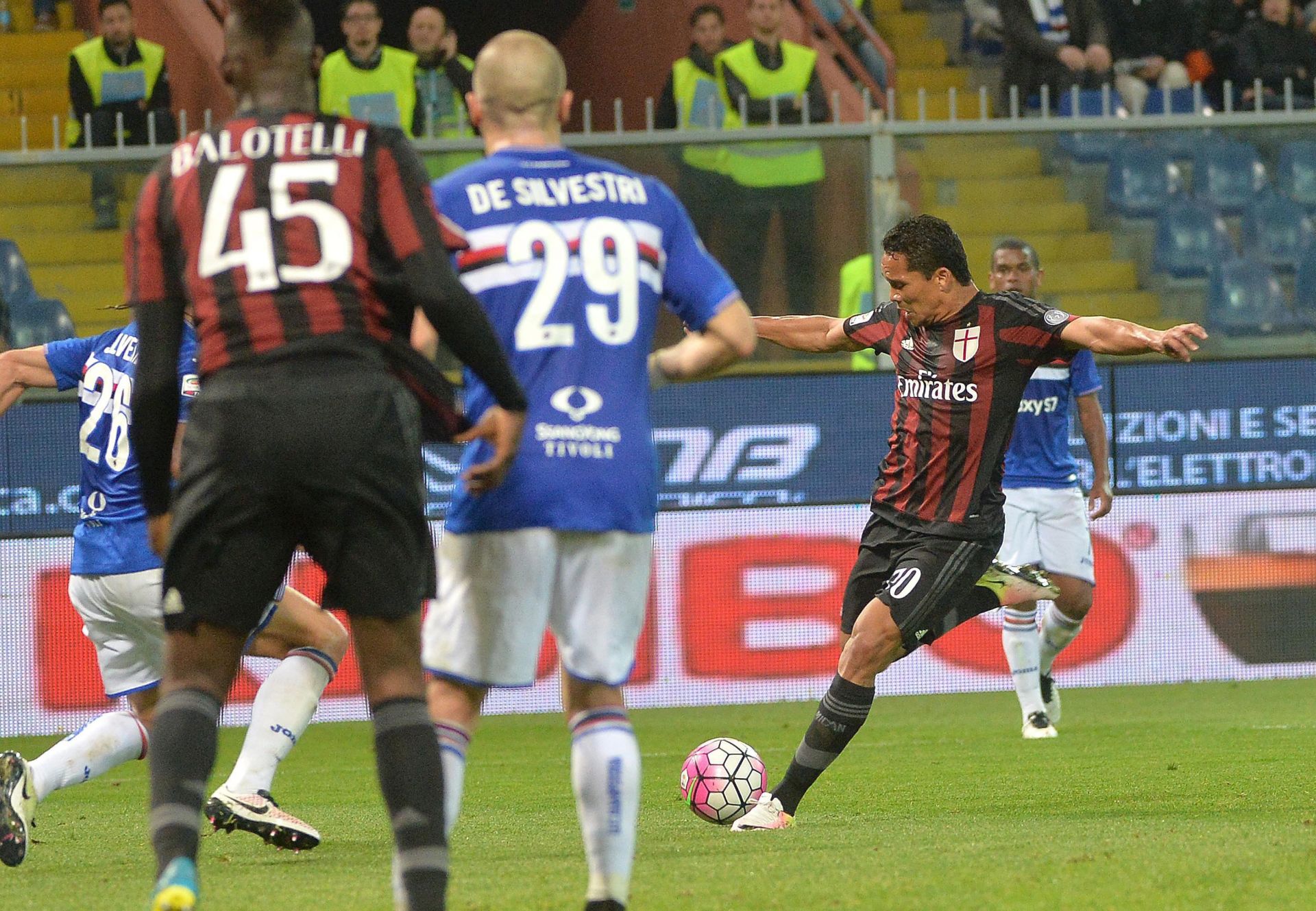 epa05264660 Milan's Carlos Bacca (R) scores the goal during the Italian Serie A soccer match Uc Sampdoria vs Ac Milan at Luigi Ferraris stadium in Genoa, Italy, 17 April 2016.  EPA/LUCA ZENNARO