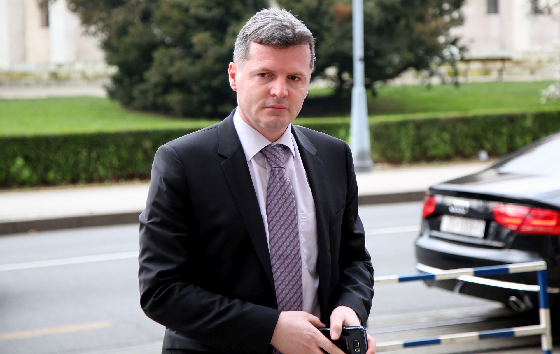 Zagreb, 21.03.2016. - Prvi potpredsjednik Vlade i predsjednik HDZ-a Tomislav Karamarko predao je potpise kandidature za predsjednika HDZ-a nakon èega je dao izjavu za medije. Na fotografiji ministar Dario Nakiæ. foto HINA/ Lana SLIVAR DOMINIÆ/ lsd