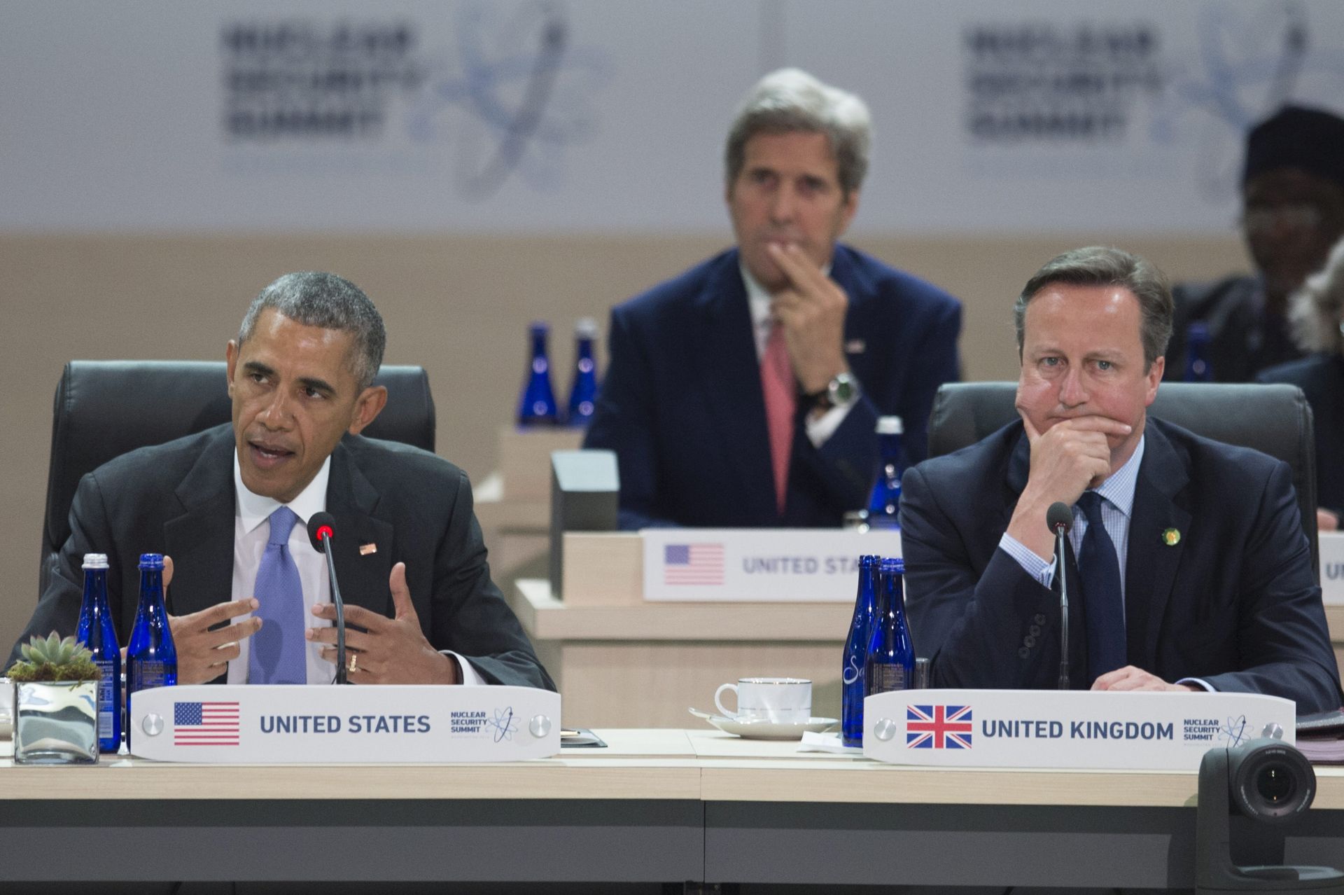epa05239827 US President Barack Obama (L) speaks beside British Prime Minister David Cameron (R) and US Secretary of State John Kerry (back) during the closing plenary session of the 2016 Nuclear Security Summit at the Washington Convention Center in Washington, DC, USA, 01 April 2016. US President Barack Obama is hosting world leaders in the wake of the Belgian attacks and new intelligence on terrorist knowledge of nuclear facilities and security lapses.  EPA/MICHAEL REYNOLDS