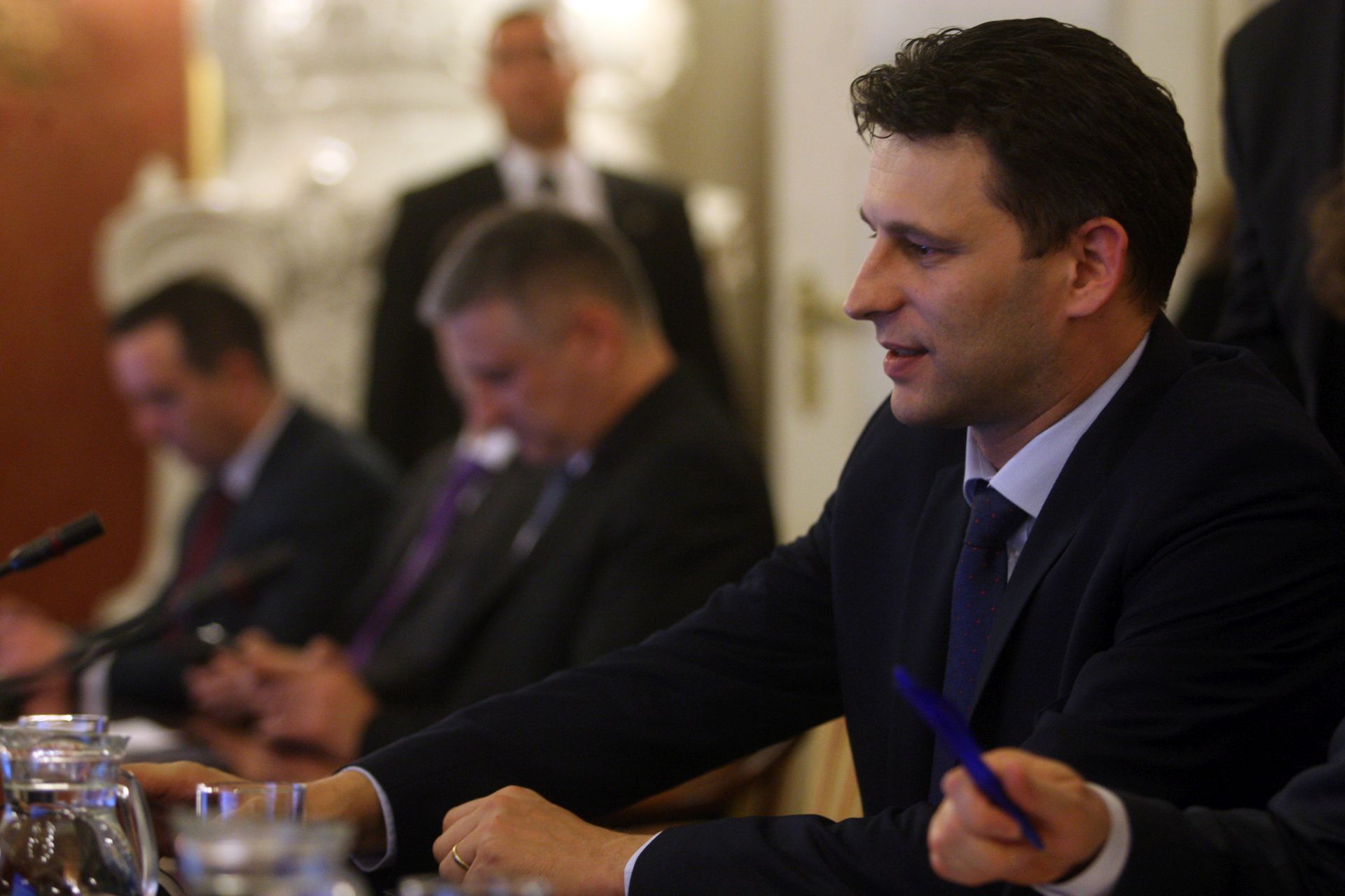 Zagreb, 13.04.2016 - Sjednica Vlade Republike Hrvatske. Na fotografiji Tomislav Karamarko, Boo Petrov.  foto HINA/ Daniel KASAP / dk