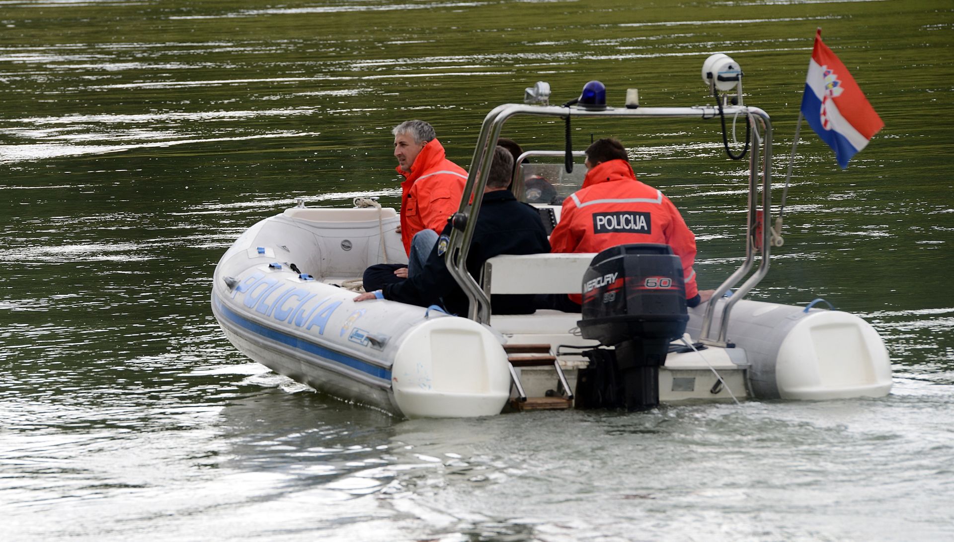 12.06.2013., Prelog - Policija traga za nestalim turistom za kojeg se sumnja da je u noci pao s mosta autoceste u kanal rijeke Drave kod mjesta Orahovica.
Photo: Marko Jurinec/PIXSELL