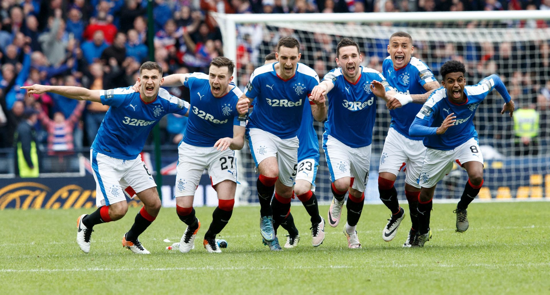 epa05263877 Rangers players celebrate their win in the Scottish Cup semi-final soccer match between Glasgow Rangers and Celtic Glasgow at Hampden Park in Glasgow, Scotland, 17 April 2016.  EPA/ROBERT PERRY