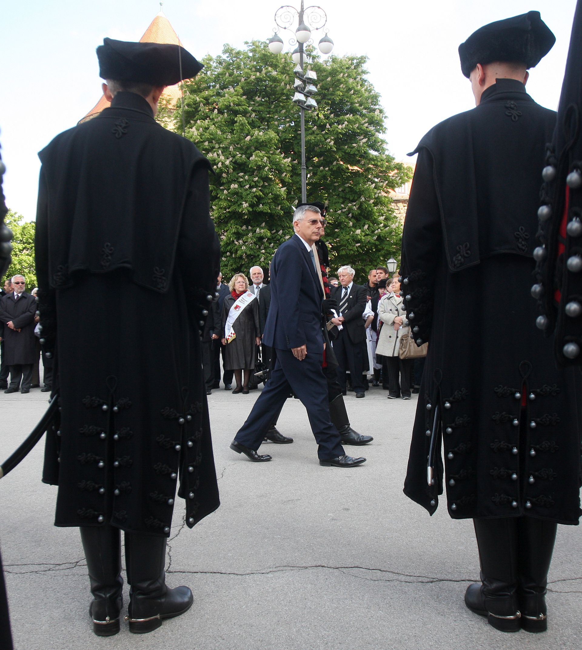 Zagreb, 30.04.2016 - Mimohod Zrinske garde Čakovec povodom proslave petog Spomendana Zrinskih i Frankopana i Dana Međimurske županije koji su vezani uz 345. obljetnicu mučeničke smrti hrvatskih velikana Petra Zrinskog i Frana Krste Frankopana. Mimohod je prošao Vlaškom ulicom do Trga bana Josipa Jelačića, a zatim do zagrebačke Katedrale gdje je obavljen prijavak predsjedniku Hrvatskog sabora akademiku Željku Reineru (na fotografiji). foto HINA/ Daniel KASAP / dk