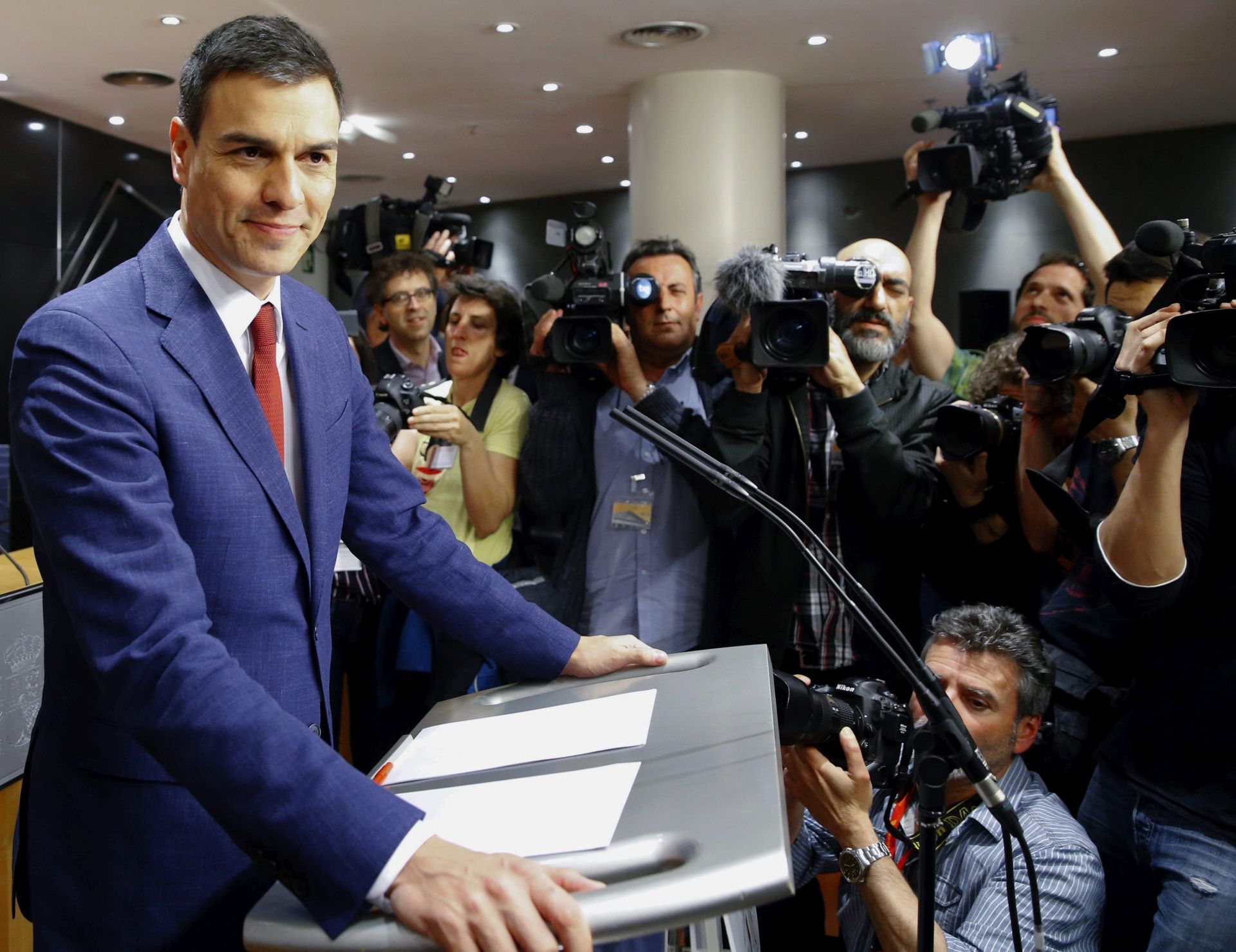 epa05278557 Spanish Socialist party leader Pedro Sanchez (L) attends a press conference after his meeting with Spain's King Felipe VI during the third and last round of negotiations to form a new government, in Madrid, Spain, 26 April 2016. If no agreement is reached before 02 May 2016, new genereral elections will be held the upcoming 26 June.  EPA/Mariscal