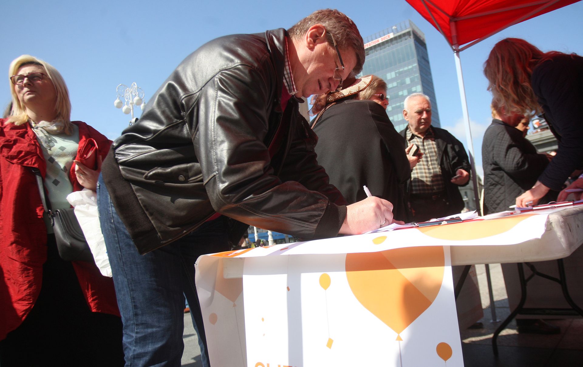 Zagreb, 30.04.2016 - Forum mladih Hrvatske i u Zagrebu proveo je nacionalnu kampanju protiv povećanja cijene dopunskog zdravstvenog osiguranja. Mladi zagrebački SDP-ovci pridružili su se akciji na Trgu bana Jelačića gdje se potpisuje peticija protiv mjere Vlade, a podršku su dali i mnogi članovi i članice SDP-a. Na fotografiji Mirando Mrsić. foto HINA/ Daniel KASAP / dk