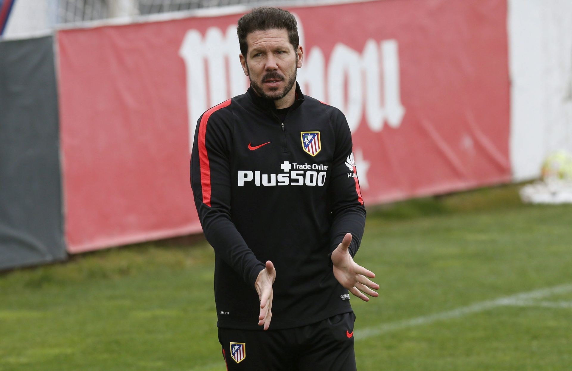 epa05259824 Atletico Madrid's Argentinian coach Diego Simeone gestures during a training session at Majadahonda sports city in Madrid, Spain, 15 April 2016. Atletico Madrid will face Granada in a Spanish Primera Division soccer match the upcoming 17 April.  EPA/JUAN CARLOS HIDALGO