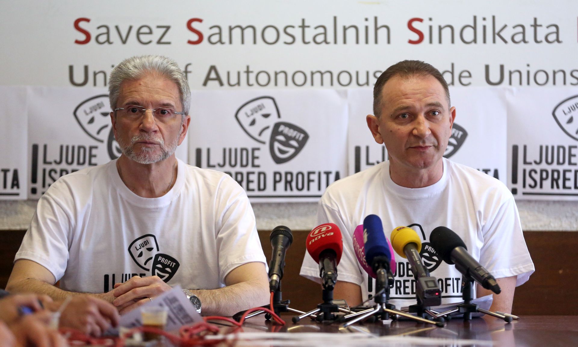 Zagreb, 25.04.2016 - Konferencija za novinare Saveza samostalnih sindikata Hrvatske (SSSH) i Nezavisnih hrvatskih sindikata (NHS) o ovogodinjem obiljeavanju Meðunarodnog praznika rada, 1. svibnja. Na konferenciji su govorili predsjednici sindikalnih sredinjica Mladen Novosel (SSSH) i Kreimir Sever (NHS).
foto HINA/ Damir SENÈAR /ds