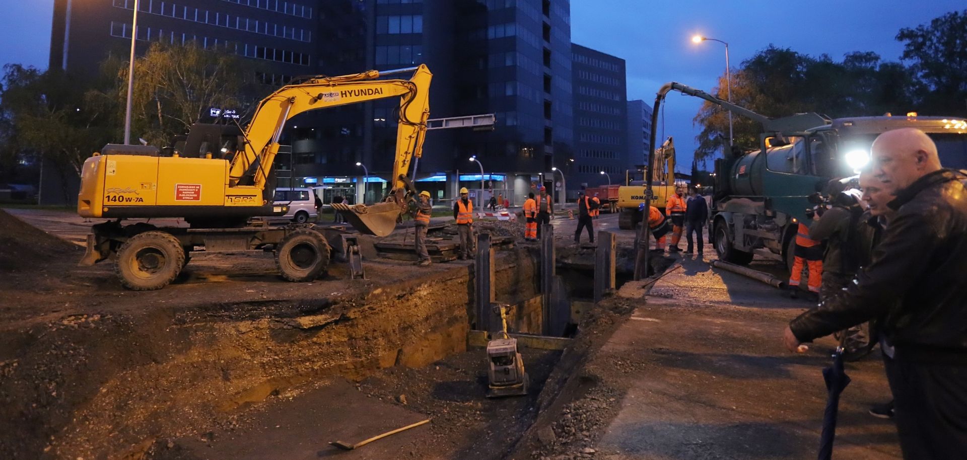09.04.2016., Zagreb - Gradonacelnik grada Zagreba Milan Bandic dosao je u inspekciju sanacije rupe koja se otvorila prije nekoliko dana na krizanju Slavonske avenije i Marohniceve ulice. 
Photo: Tomislav Miletic/PIXSELL