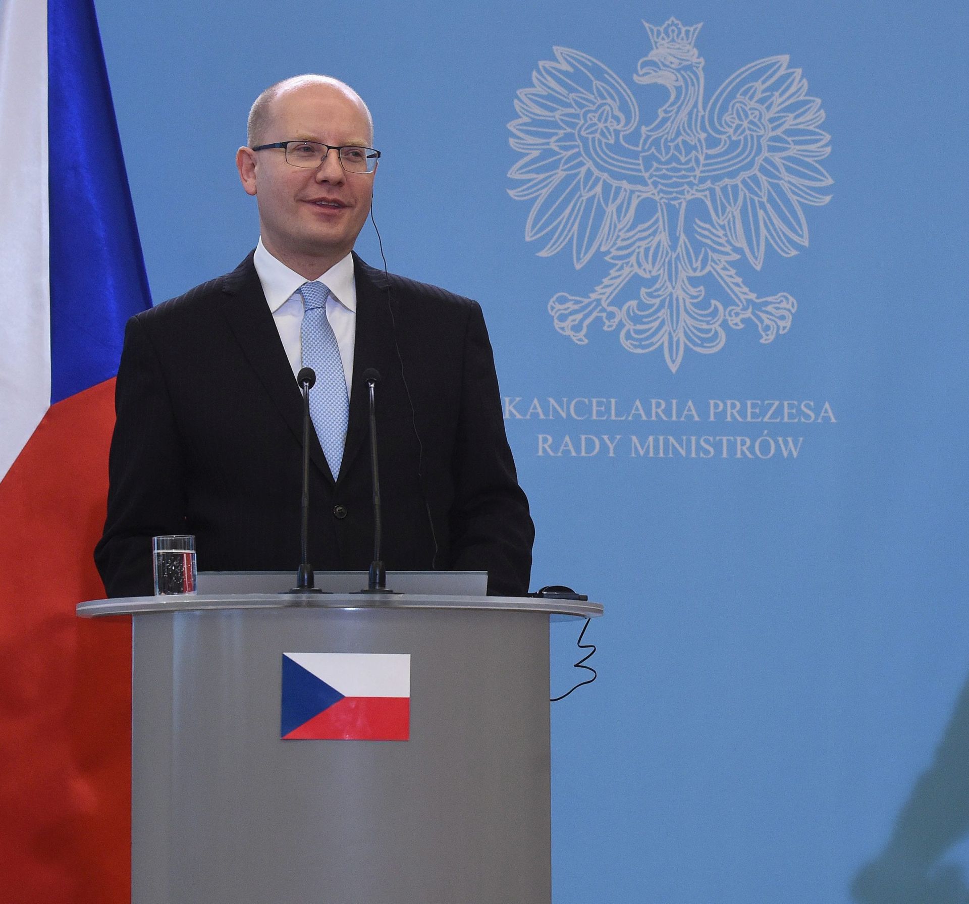 epa05249594 Czech Prime Minister Bohuslav Sobotka (L) and Polish Prime Minister Beata Szydlo (R) at a press conference after Polish-Czech governmental consultations in Warsaw, Poland, 08 April 2016. The consultations was on migration in Europe, the EU budget review, security policy and the preparations for the NATO summit in Warsaw in 2016 and the ongoing bilateral cooperation.  EPA/RADEK PIETRUSZKA POLAND OUT