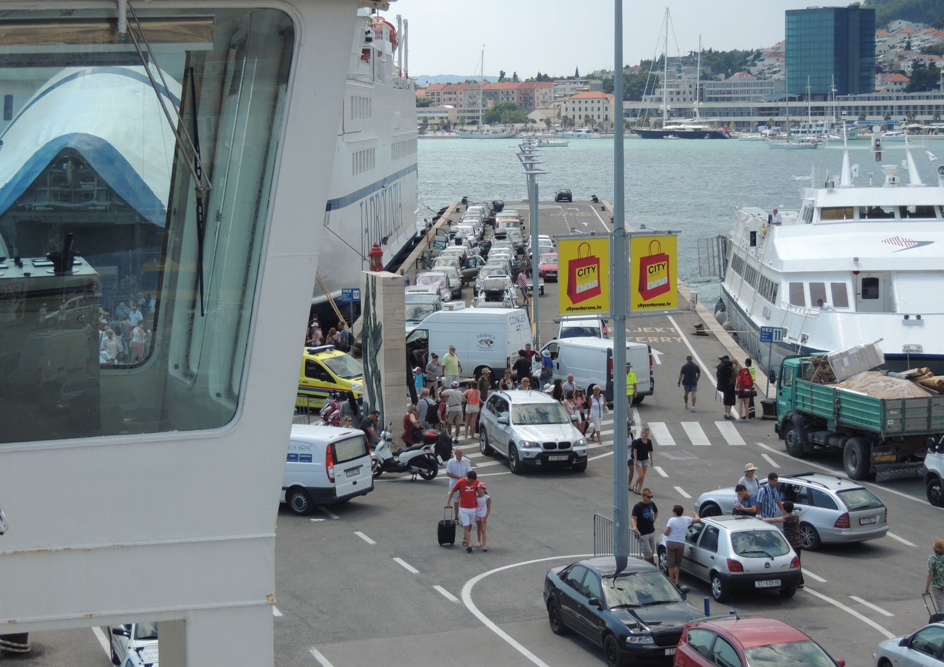 20.07.2014., Split - Turisti se ukrcavaju u Splitskoj luci na trajekte koji voze prema Dalmatinskim otocima. Jadrolinija je ovaj vikend biljezila rekordan broj putnika i vozila. 
Photo: Zeljko Lukunic/PIXSELL