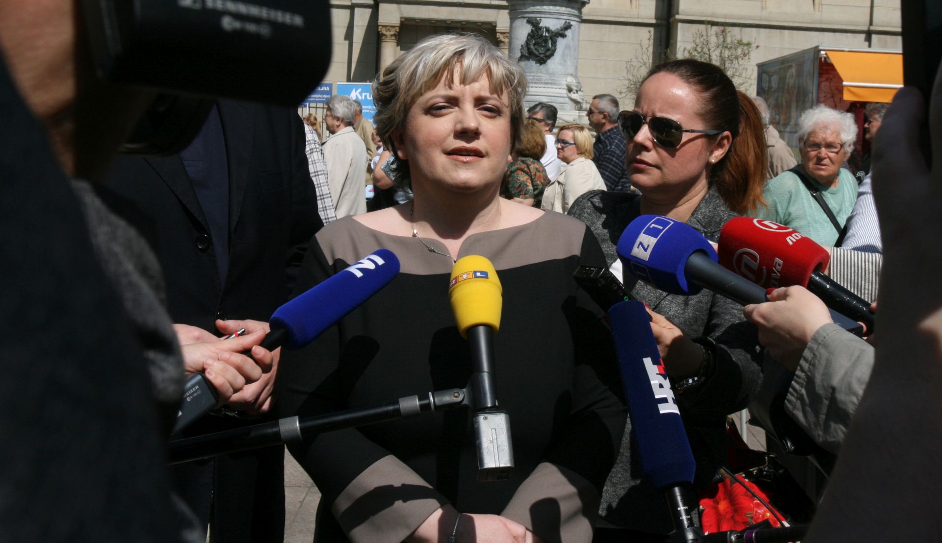 Zagreb, 07.04.2016. - Na zagrebaèkom Trgu Petra Preradoviæa ravnateljica HZZO-a  Tatjana Prenða Trupec dala je uzjavu za medije. foto HINA /Zvonimir KUHTIÆ/ zk