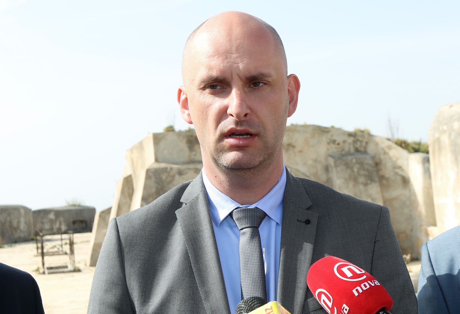 05.04.2016., Sibenik - Ministar regionalnog razvoja i fondova EU g. Tomislav Tolusic sa suradnicima boravi u radnom posjetu Sibensko-kninskoj zupaniji. Nakon radnog sastanka sa zupanom Goranom Paukom i njegovim suradnicima, ministar je u pratnji zupana i gradonacelnika Zeljka Burica sa suradnicima obisao tvrdjavu sv. Nikole. 
Photo: Dusko Jaramaz/PIXSELL