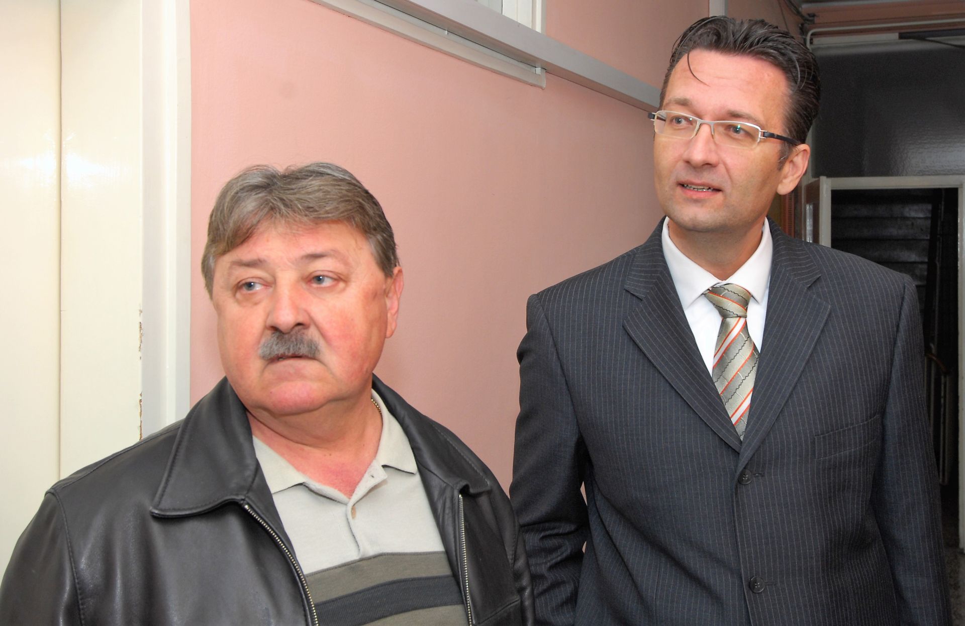 Karlovac, 30.4.2016. - Dvojica od ukupno sedamdeset vlasnika karlovaèkih stanova koji su se rezanjem radijatora 2012. godine svojevoljno izdvojili iz sustava centralnog grijanja Gradske toplane, nepravomoænom presudom karlovaèkog Opæinskog suda u cijelosti su osloboðeni od toplaninog tubenog zahtijeva, te su dobili svaki po tri tisuæe kuna na ime parniènog postupka. Na fotografiji Marijan Fuduriæ i njegov odvjetnik Aleksandar Jakiæ.
foto HINA / Mladen VOLARIÆ / mm
