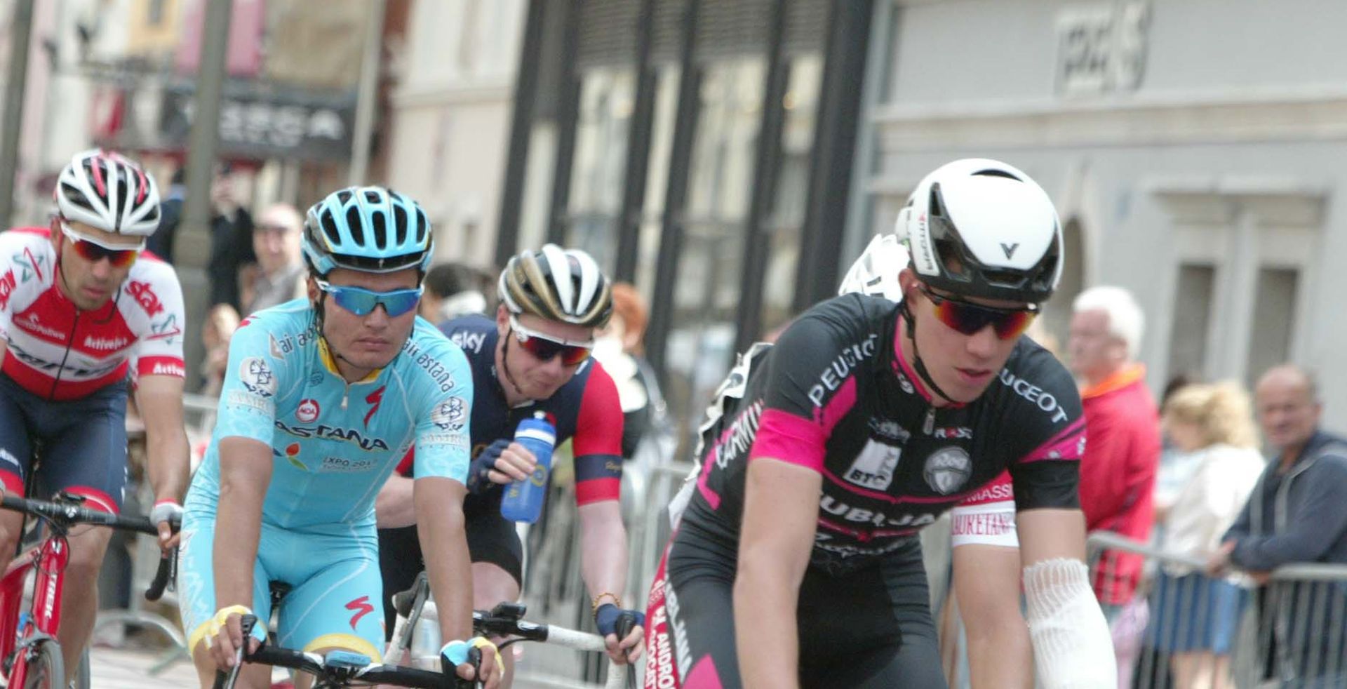 Rijeka, 22.4.2016 - Treæa etapa meðunarodne biciklistièke utrke Tour of Croatia od Crikvenice do vrha uspona na Uèku u duini od 122 kilometra. Na slici natjecatelji prolaze kroz Rijeku.
foto HINA/ Miljenko KLEPAC/ ua