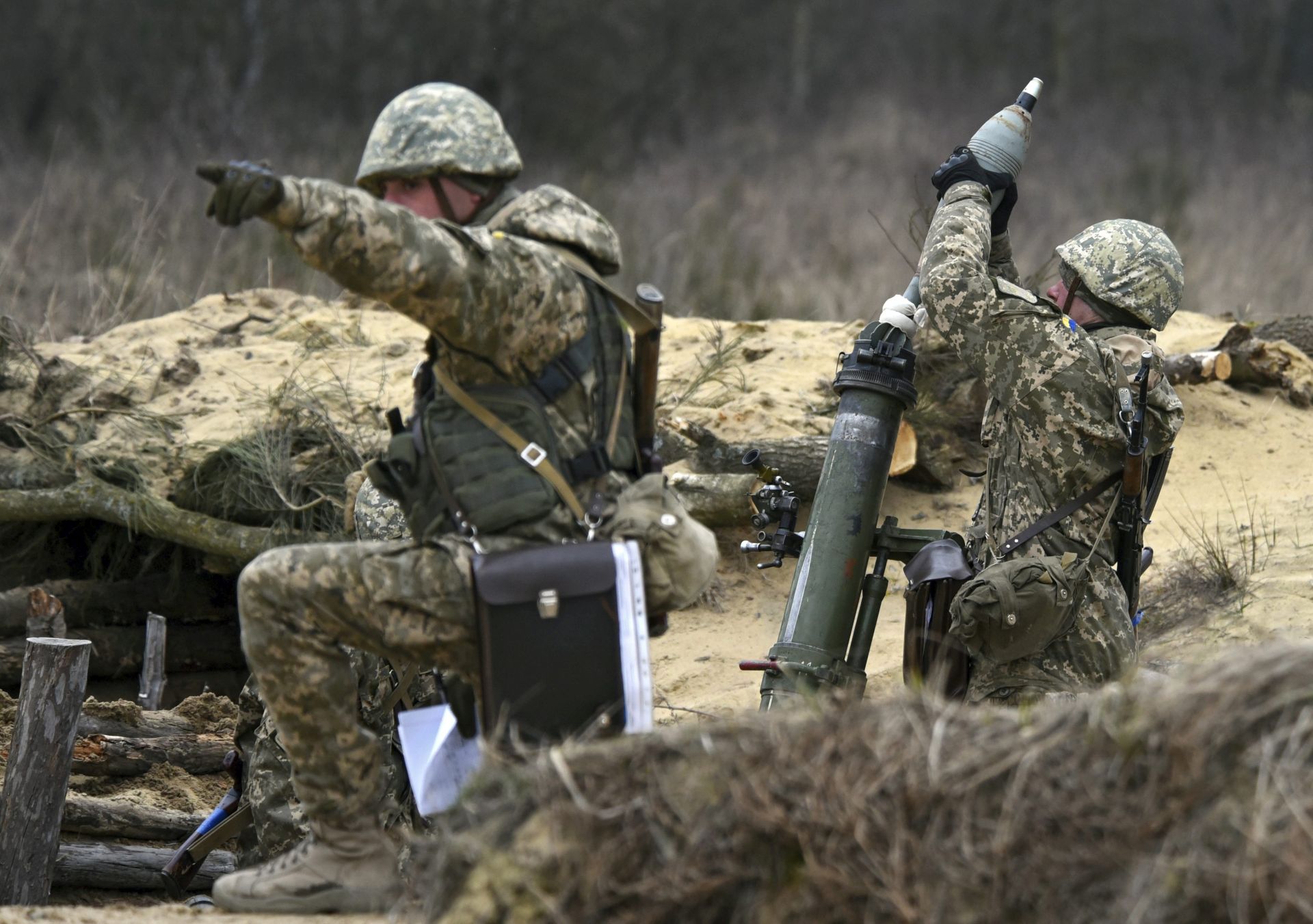 epa05229333 Ukrainian servicemen in action during military exercises in Yavoriv training ground, near the western Ukrainian city of Lviv, Ukraine, 24 March 2016. Pro-Russian separatist forces attacked Ukrainian army positions in eastern Ukraine 53 times in the past 24 hours, including 48 times in the Donetsk sector, according to press center of the Anti-Terrorist Operation report.  EPA/MARKIIAN LYSEIKO