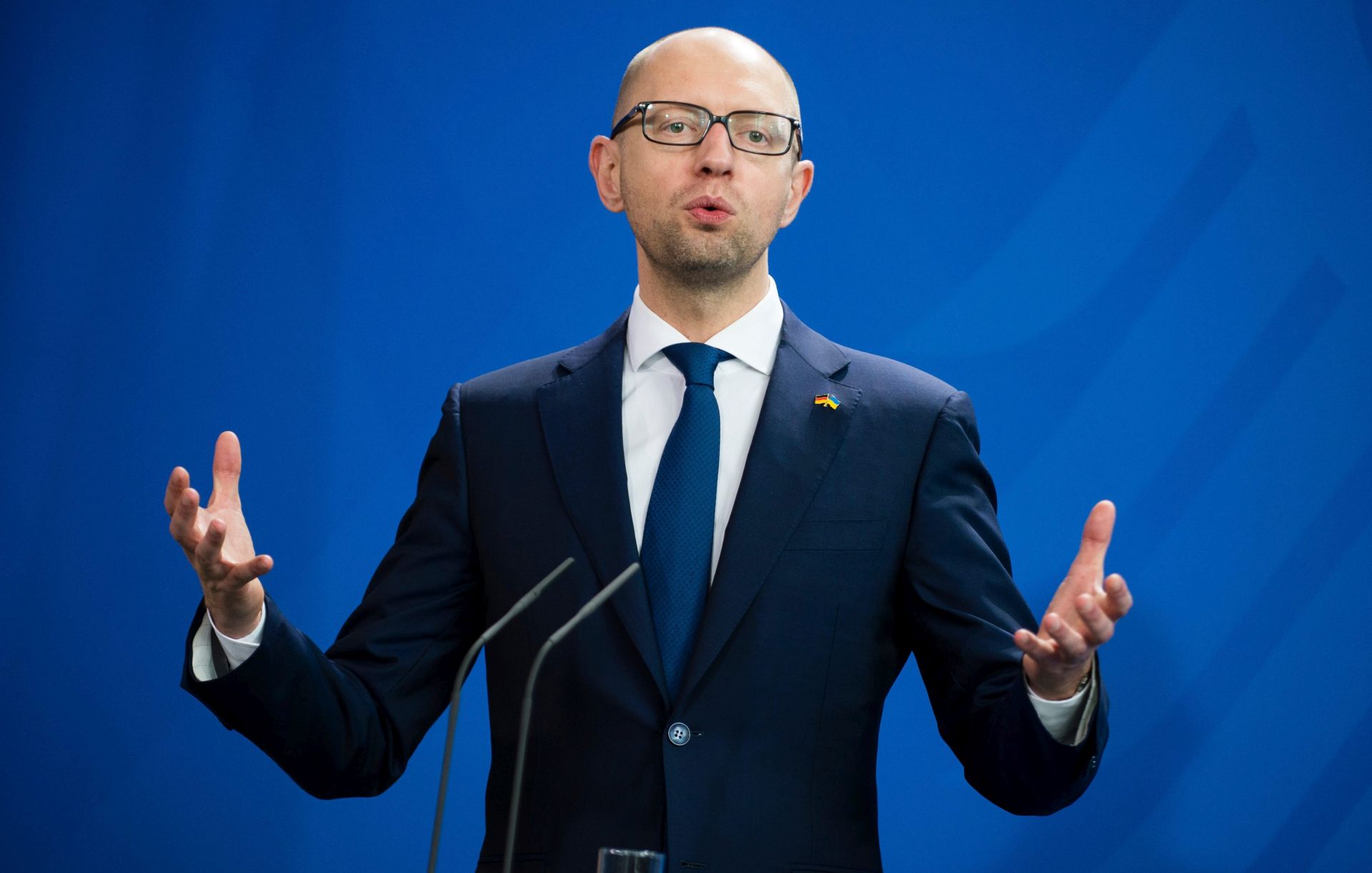 epa05252675 (FILES) The Prime Minister of Ukraine, Arseni Jazenjuk, speaks during a press conference in Berlin, Germany, 23 October 2015. Jazenjuk has resigned, it was reported 10 April 2016.  EPA/GREGOR FISCHER