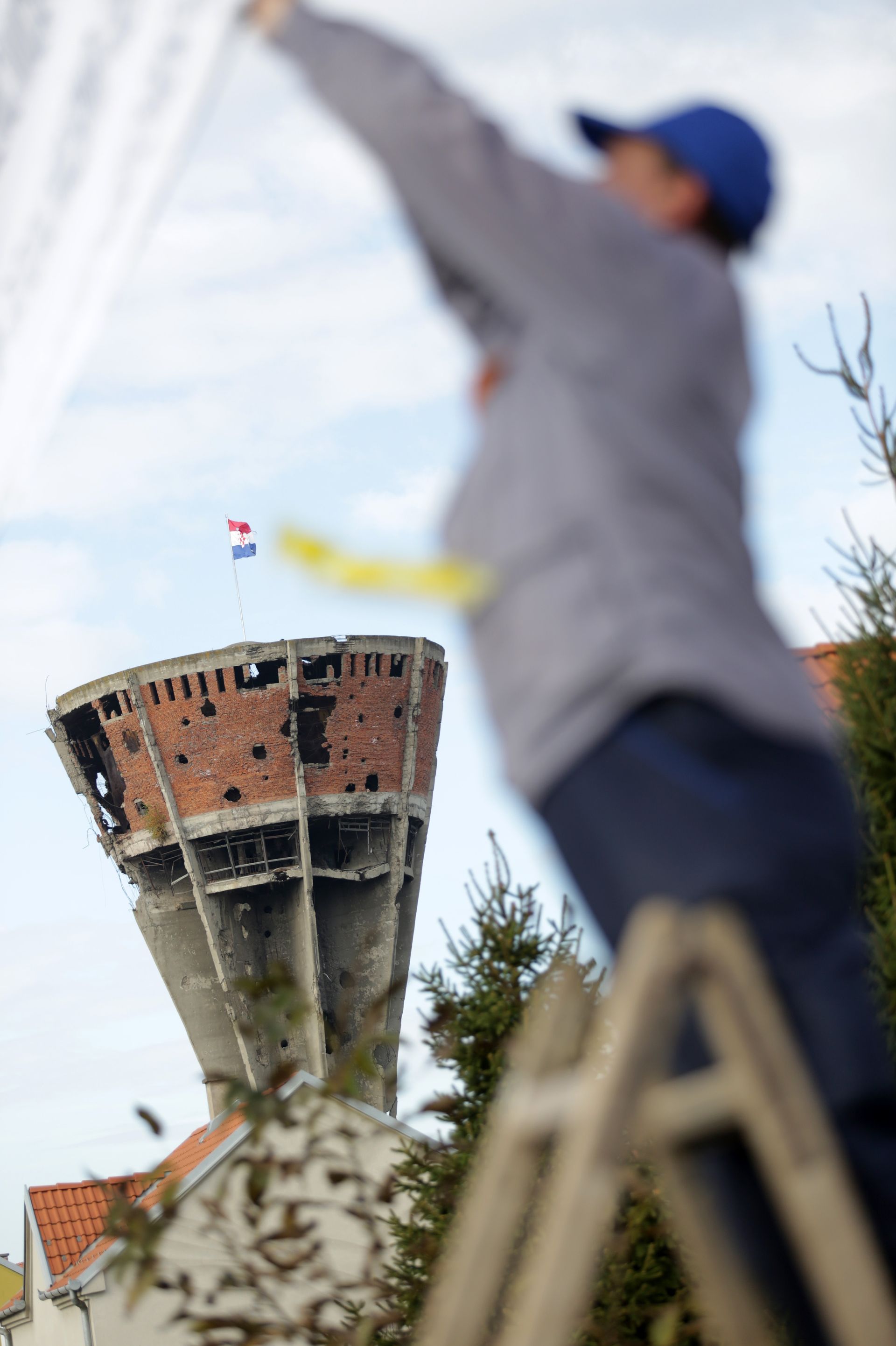 16.11.2015., Vukovar - Postavljanje bannera duzine 210 metara koji ce biti postavljen u Ulici bana Josipa Jelacica na Mitnici, dijelu puta kojim ce 18. studenoga 2015. godine proci Kolona sjecanja. Naime na inicijativu Grada Vukovara po prvi ce puta biti istaknuta imena i prezimena Heroja Vukovara - poginulih, zatocenih ili nestalih hrvatskih branitelja te ubijenih prilikom zatocenistva ili u neprijateljskom logoru 1991. godine na podrucju Grada Vukovara (Vukovar, Borovo Naselje, Sotin, Lipovaca, Jakobovac, Ovcara) kao i pripadnici civilne zastite Vukovara te ostale osobe koje su po nalogu nadleznih tijela drzavne vlasti Republike Hrvatske u obavljanju vojnih ili drugih duznosti u obrani suvereniteta Republike Hrvatske nestale, poginule ili ubijene prilikom zatocenja ili u neprijateljskom logoru, a cije obitelji ostvaruju ili su ostvarivale prava pri Ministarstvu branitelja na temelju njihovog nestanka ili smrtnog stradavanja. Photo: Grgur Zucko