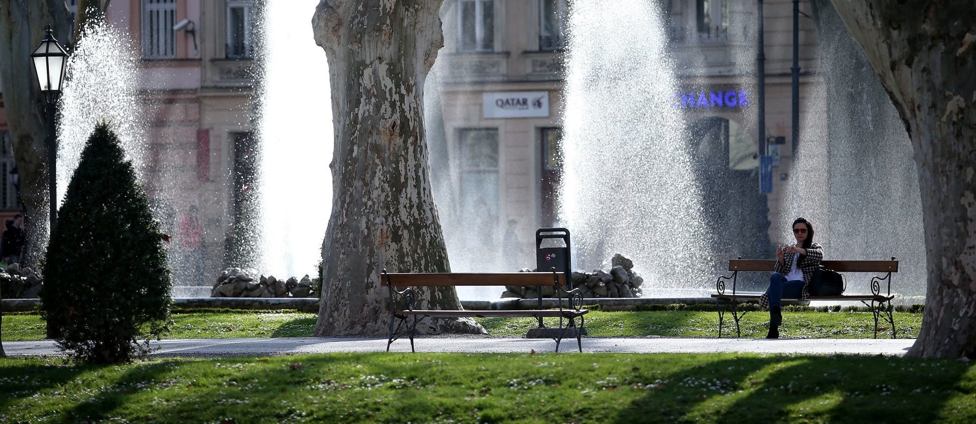 30.03.2016., Zagreb - Gradska svakodnevica u parku Zrinjevac. Suncano vrijeme s temperaturama zraka preko dvadeset stupnjeva ozivjelo je park Zrinjevac. Mnogobrojni setaci uzivali su u ljepotama parka, neki su se odlucili odmoriti na klupama a neki cak i zaplesali u sredisnjem paviljonu.
Photo: Sanjin Strukic/PIXSELL