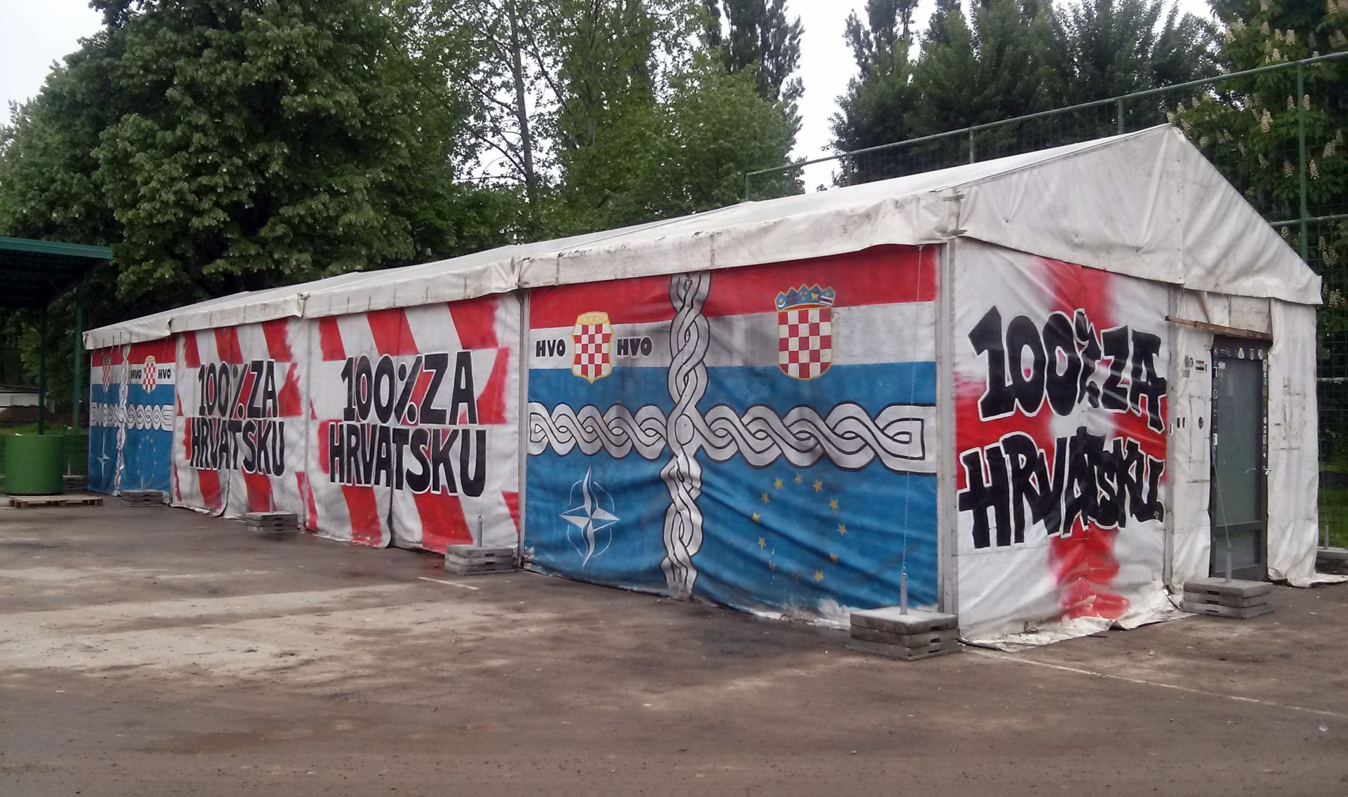 Vukovar, 29.4.2016. - Unatoè protivljenju vukovarskih braniteljskih udruga, ator u kojemu je dio branitelja 555 dana prosvjedovao ispred Ministarstva branitelja u zagrebaèkoj Savskoj ulici u petak je donesen u Vukovar i sklopljen na poligonu u bivoj vukovarskoj vojarni 204. vukovarske brigade, u kojoj je smjeten Memorijalni centar Domovinskog rata.
foto HINA / eljko DRAENOVIÆ / mm