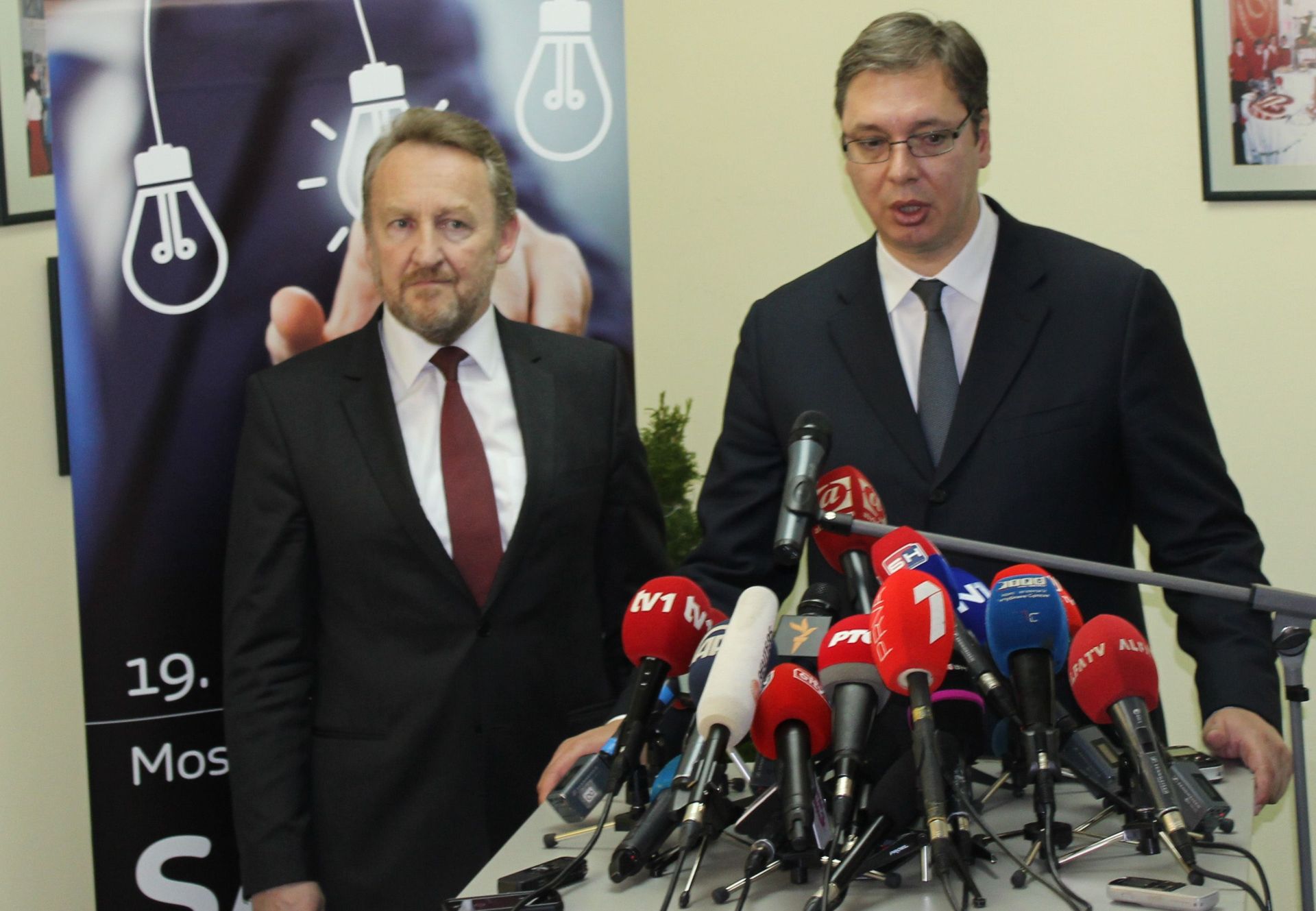 Mostar, 12.4.2016 - Srbijanski premijer Aleksandar Vuèiæ izjavio je u utorak u Mostaru, nakon susreta s bonjaèkim èlanom Predsjednitva BiH Bakirom Izetbegoviæem, da su srpski i bonjaèki odnosi kljuèni za pomirenje na podruèju jugoistoka Europe, dok je Izetbegoviæ kazao da zasad ne postoje novi dokazi za pokretanja nove tube BiH potiv Srbije za genocid, nakon presuda Radovanu Karadiæu i Vojislavu eelju. Na slici Bakir Izetbegoviæ i Aleksandar Vuèiæ tijekom tiskovne konferencije.
foto HINA/ FENA/ Edi Kevric/ ua