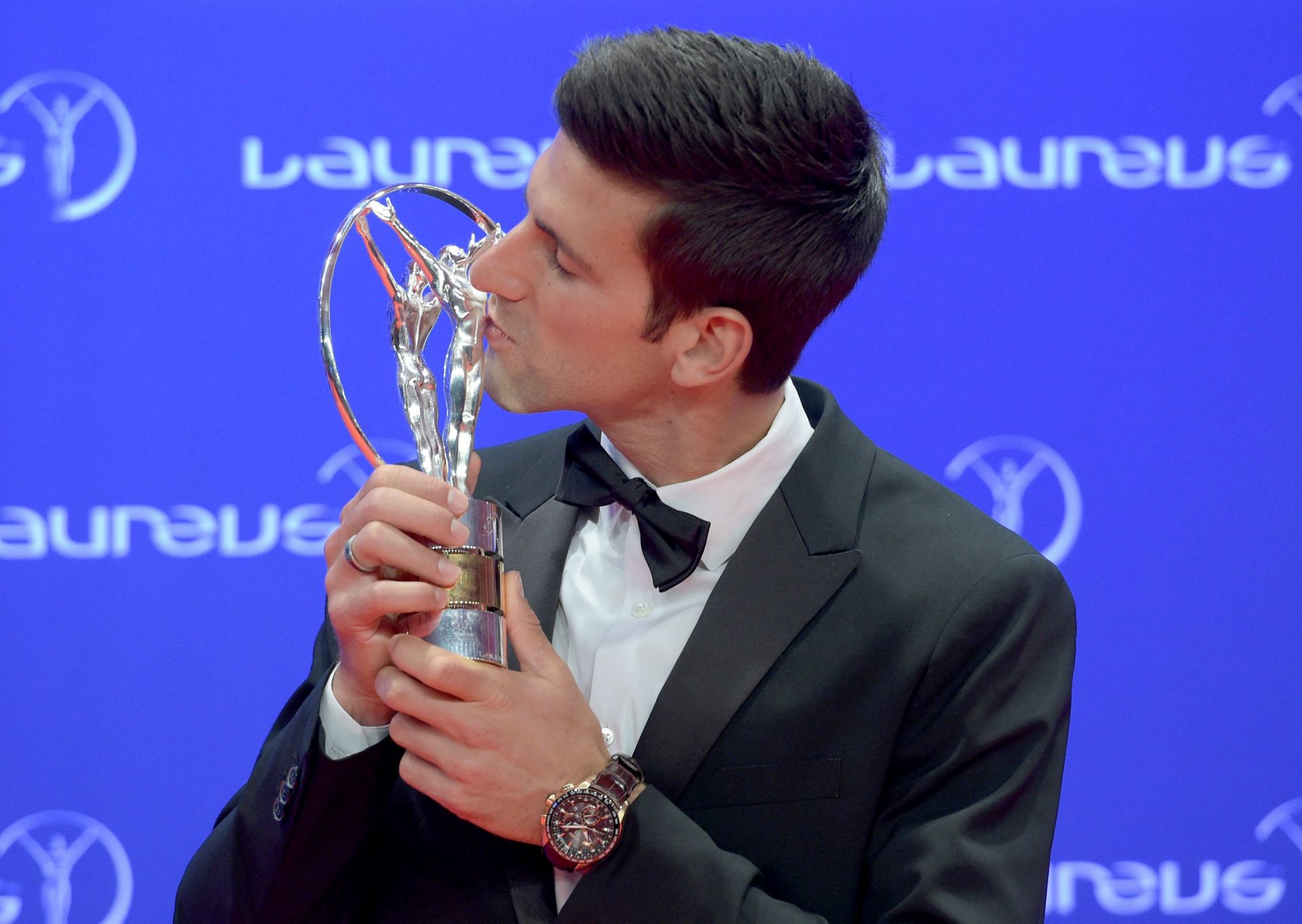 epa05266152 Serbian tennis player Novak Djokovic poses with the 'Laureus Sportsman of the Year' award at the Laureus Sport Awards in Berlin, Germany, 18 April 2016. The Laureus Media Prize is attributed to people that have made an impact to the world of sport.  EPA/JOERG CARSTENSEN