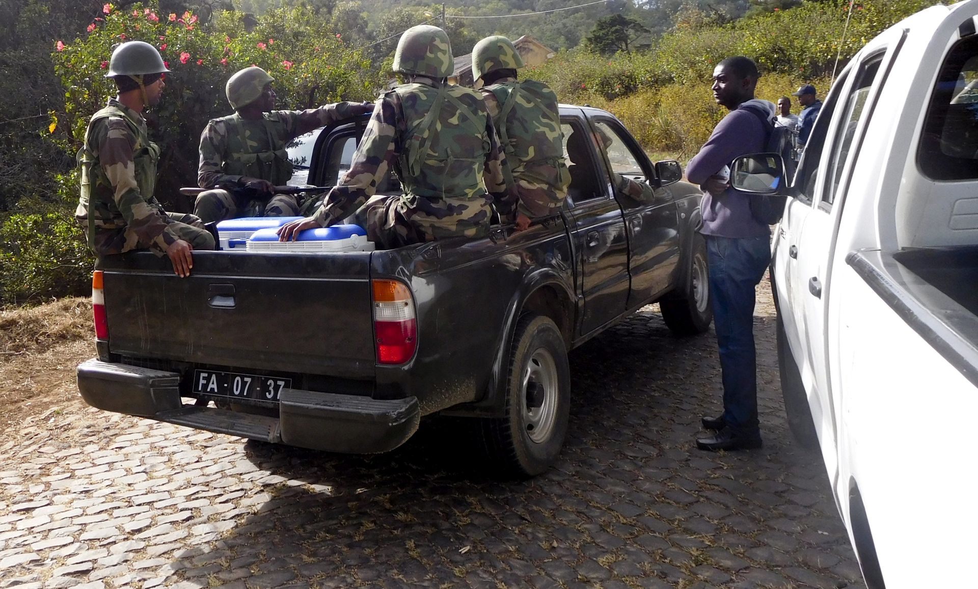 epa05278657 Cape verdian soldiers arrive at the Monte Txota military barracks, on the island of Santiago, Cidade da Praia, Cape Verde, 26 April 2016, where the bodies of 8 soldiers and 3 civilians were discovered, according to reports.  EPA/DULCENEIA RAMOS