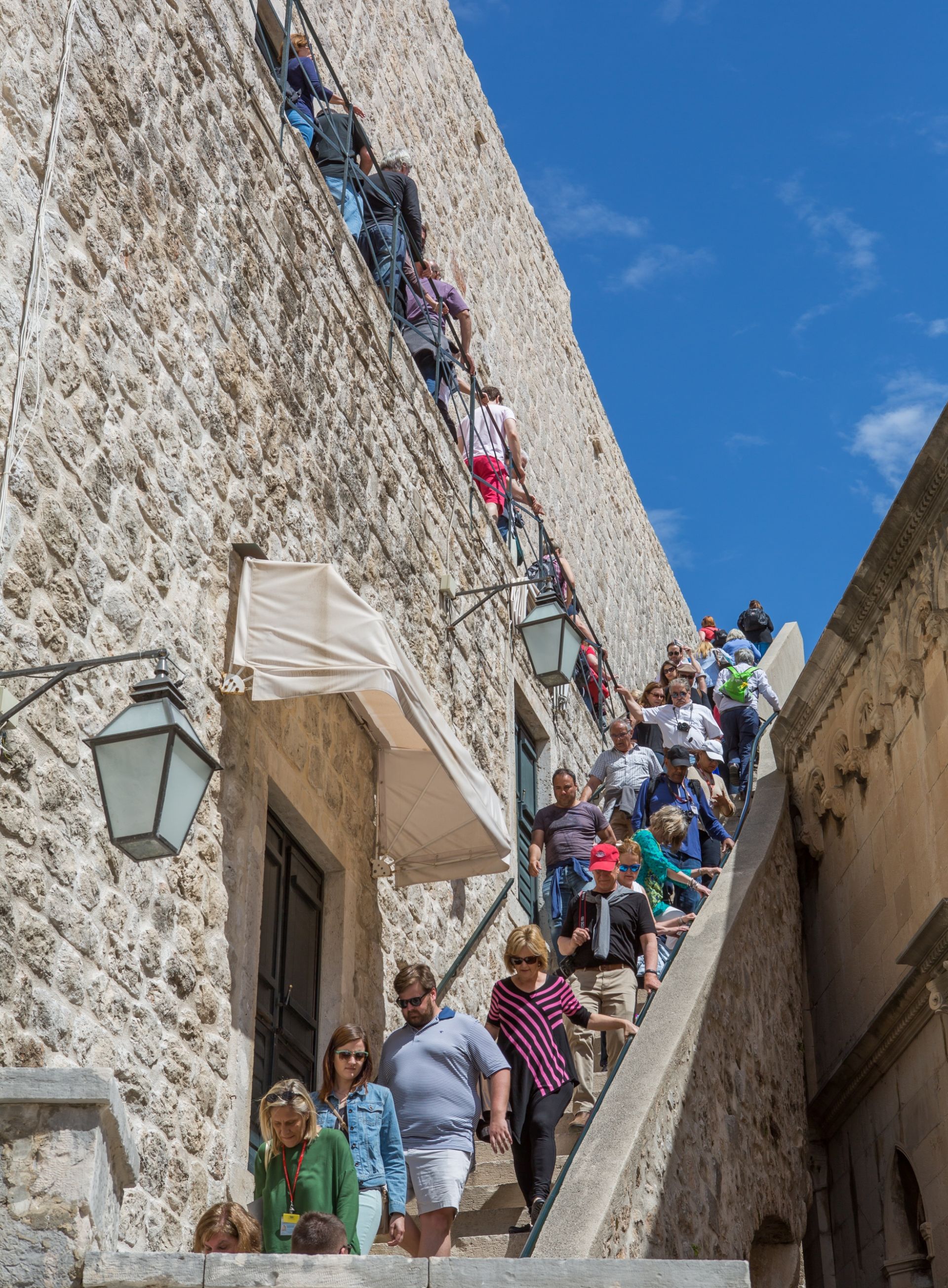 22.04.2016., Stradun, Dubrovnik - Grupe turista svakodnevno posjecuju staru gradsku jezgru.
Photo: Grgo Jelavic/PIXSELL