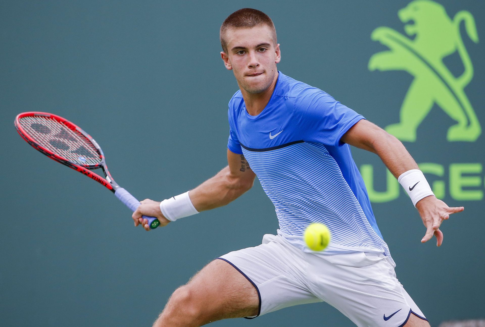epa05229673 Borna Coric of Croatia in action against Denis Istomin of Uzbekistan during a match at the Miami Open tennis tournament on Key Biscayne, Miami, Florida, USA, 24 March 2016.  EPA/ERIK S. LESSER