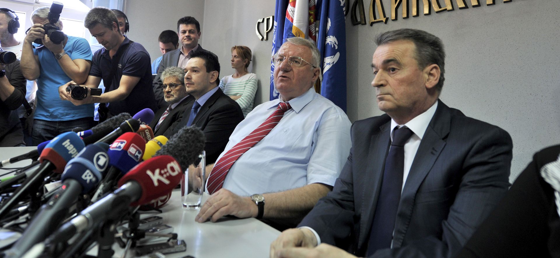 Beograd, 31.3.2016. - Èelnik Srpske radikalne stranke (SRS) Vojislav eelj izjavio je u èetvrtak na tiskovnoj konferenciji, u prvim reakcijama nakon presude Meðunarodnog kaznenog suda za bivu Jugoslaviju (ICTY), koji ga je oslobodio krivnje po svih devet toèaka optunice za ratne zloèine u Hrvatskoj, Vojvodini i BiH, kako se ni za to ne osjeæa krivim te da æe presuda "skinuti ljagu sa srpskog naroda" za ratne zloèine na prostoru bive Jugoslavije.
foto HINA/ TANJUG/ DRAGAN KUJUNDZIC/ ua