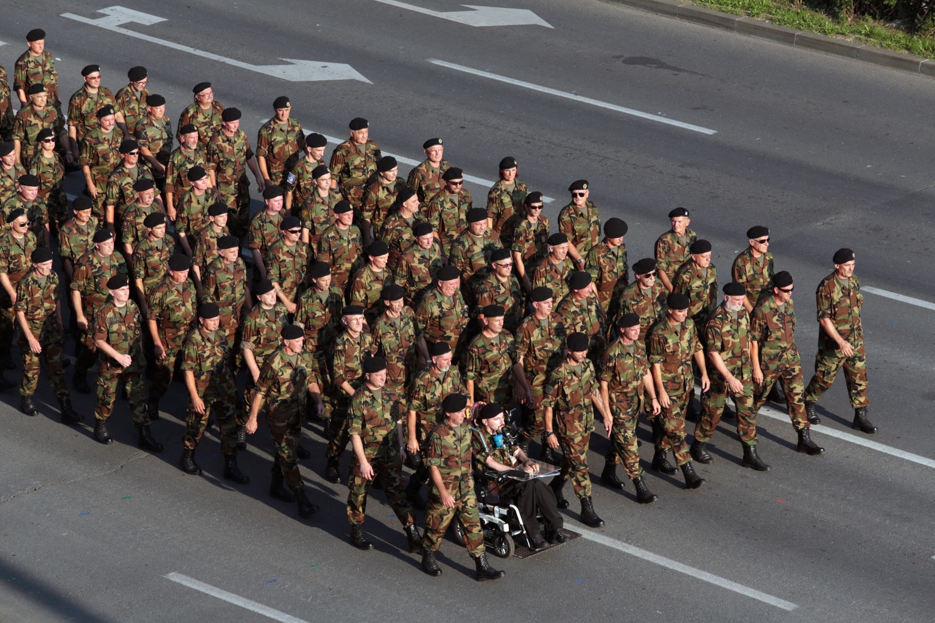 04.08.2015., Zagreb - Povodom obiljezavanja Dana domovinske zahvalnosti, Dana hrvatskih branitelja i 20. obljetnice vojno-redarstvene operacije Oluja odrzan je svecani mimohod kroz Ulicu grada Vukovara, od Avenije Marina Drzica do Savske ulice. Na mimohodu su sudjelovali pripadnici Oruzanih snaga RH-a, MUP-a, operativnih snaga civilnih struktura, branitelji i povijesne postrojbe, mehanizirana sastavnica s borbenim i neborbenim vozilima, a zrakom su proletjeli zrakoplovi Hrvatskog ratnog zrakoplovstva i protuzracne obrane. Hrvatski branitelji. Photo: Patrik Macek/PIXSELL