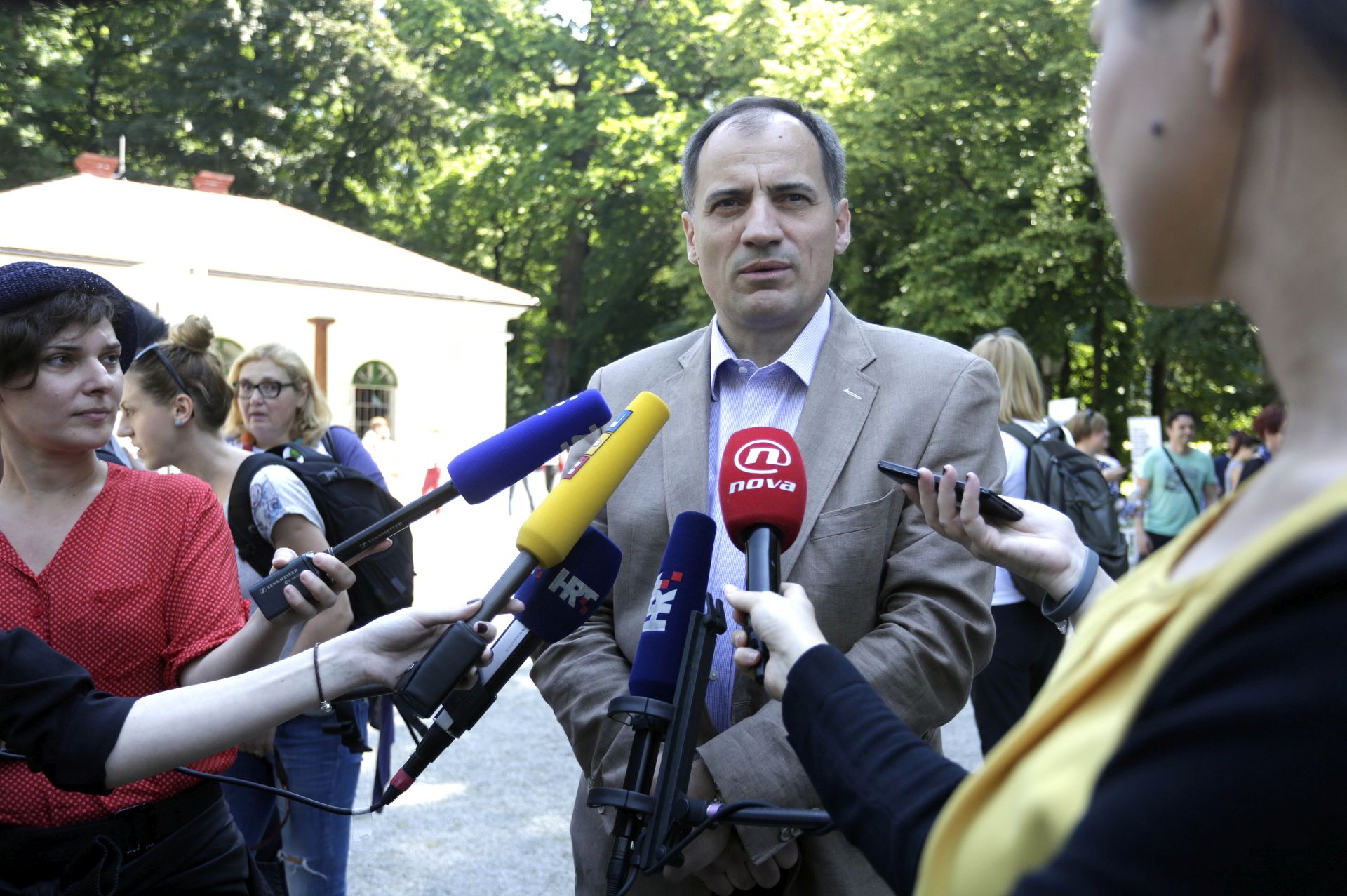 Zagreb, 22.05.2016 -  U povodu Meðunarodnog dana bioraznolikosti i Dana zatite prirode u Republici Hrvatskoj èasopis National Geographic Hrvatska s Ministarstvom zatite okolia i prirode, Javnom ustanovom Maksimir i Hrvatskom agencijom za okoli i prirodu (HAOP) organizirao je cjelodnevni edukativno-zabavni program u zagrebaèkom parku Maksimir. Na slici  ministar zatite okolia i prirode Slaven Dobroviæ.
foto HINA/ Denis CERIÆ /dc