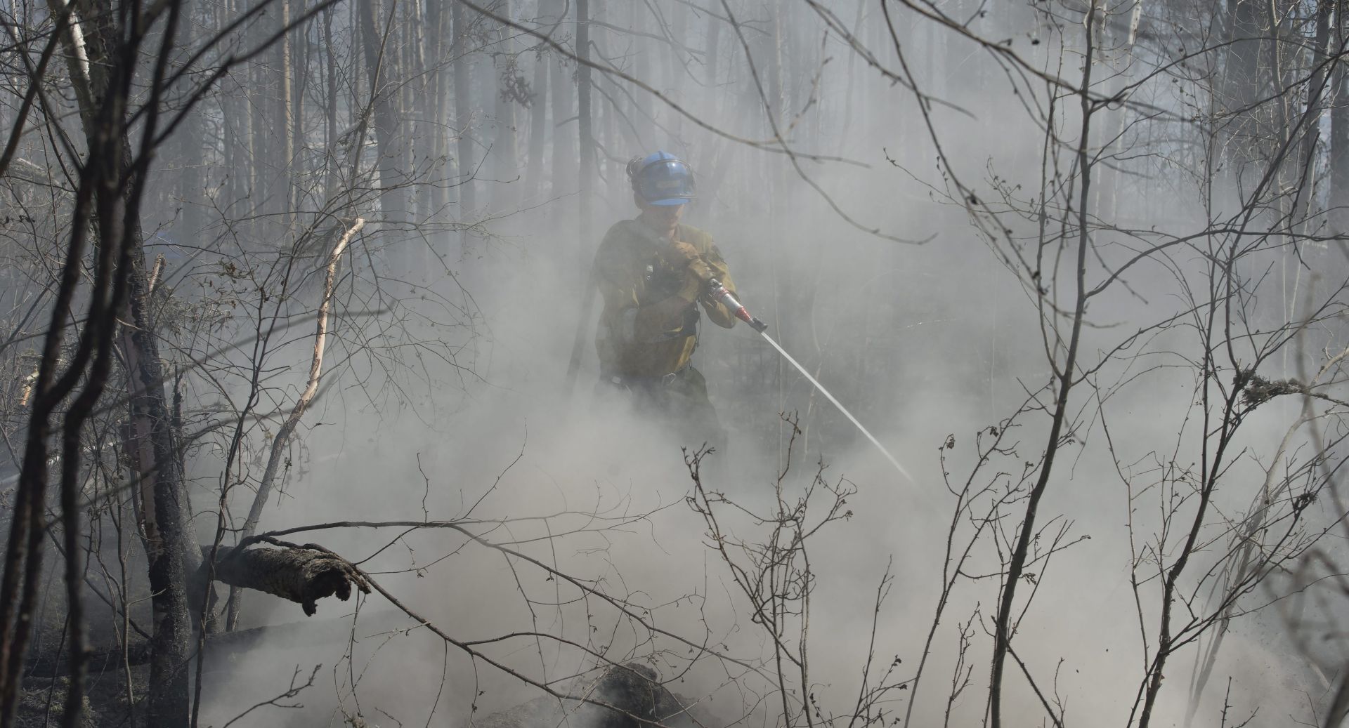 epa05297233 A handout picture made available by the Government of Alberta, Canada, on 10 May 2016 shows a member of Wildfire Management Alberta's Wild Mountain Unit, out of Hinton, hosing down hotspots in the Parsons Creek area of Fort McMurray, Alberta, Canada, 05 May 2016. More than 1,200 firefighters, 110 helicopters, 295 pieces of heavy equipment, and 27 air tankers are fighting fires across the province.  EPA/CHRIS SCHWARZ/ALBERTA GOVERNMENT  HANDOUT EDITORIAL USE ONLY/NO SALES