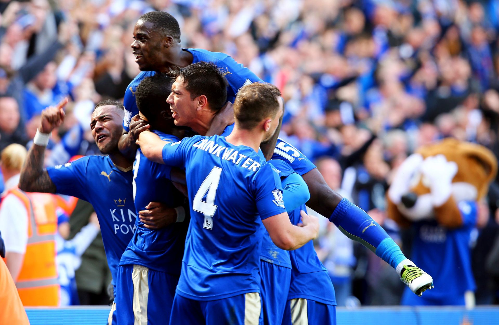 epa05263970 Leicester City's Leonardo Ulloa (C) celebrates with his teammates after scoring the 2-2 equalizer from the penalty spot during the English Premier League soccer match between Leicester City and West Ham United at The King Power Stadium in Leicester, Britain, 17 April 2016. The match ended 2-2.  EPA/TIM KEETON EDITORIAL USE ONLY. No use with unauthorized audio, video, data, fixture lists, club/league logos or 'live' services. Online in-match use limited to 75 images, no video emulation. No use in betting, games or single club/league/player publications.