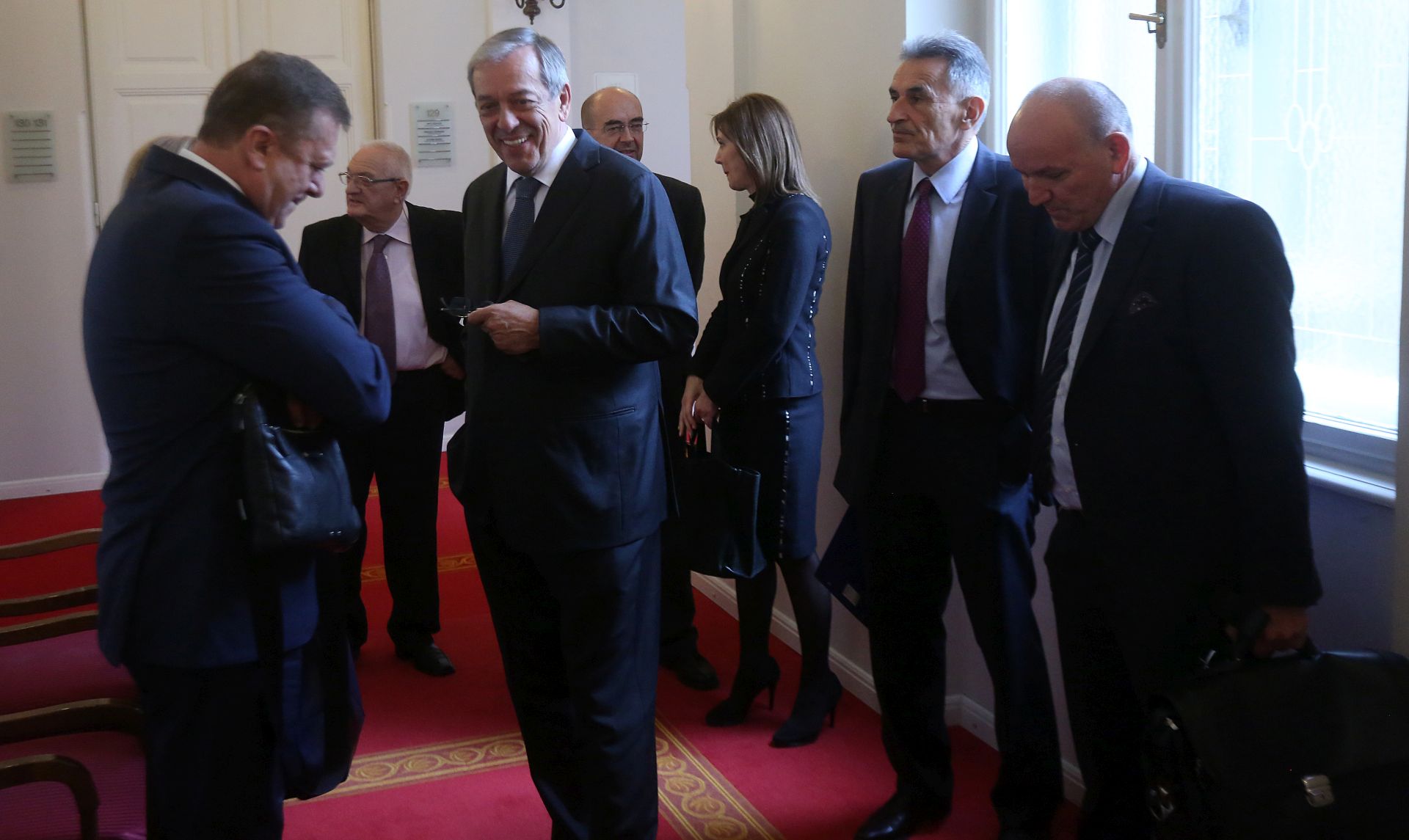 Zagreb, 16.05.2016 - Sjednica saborskog Odbora za Ustav, Poslovnik i politički sustav na čijem se dnevnom redu nalazi javni razgovor s kandidatima radi utvrđivanja prijedloga kandidata za suce Ustavnog suda Republike Hrvatske. Na slici kandidati čekaju u hodniku ispred dvorane u Hrvatskom saboru.  foto HINA/ Daniel KASAP / dk