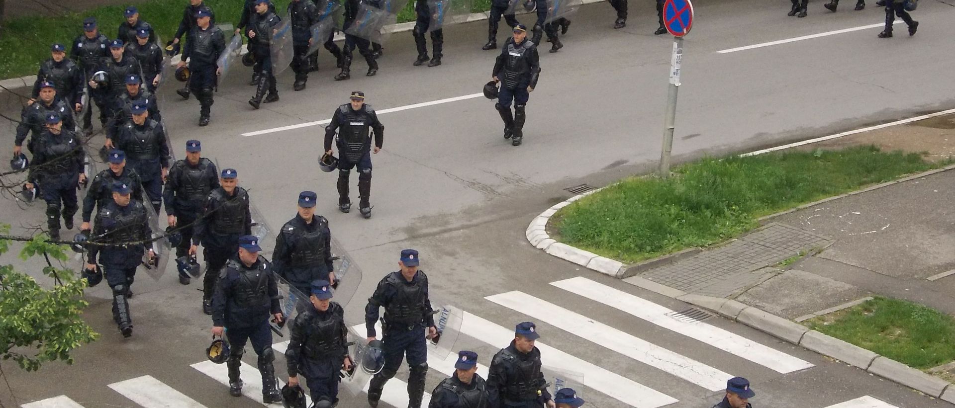 Banja Luka, 14.05.2016 - Promet sreditem Banja Luke u subotu je od jutarnjih sati blokiran dok u taj grad pristiu tisuæe ljudi kako bi sudjelovali na odvojenim politièkim skupovima koje su toèno u podne zakazale oporbene i vladajuæe stranke. 
foto HINA/ FENA/ ik