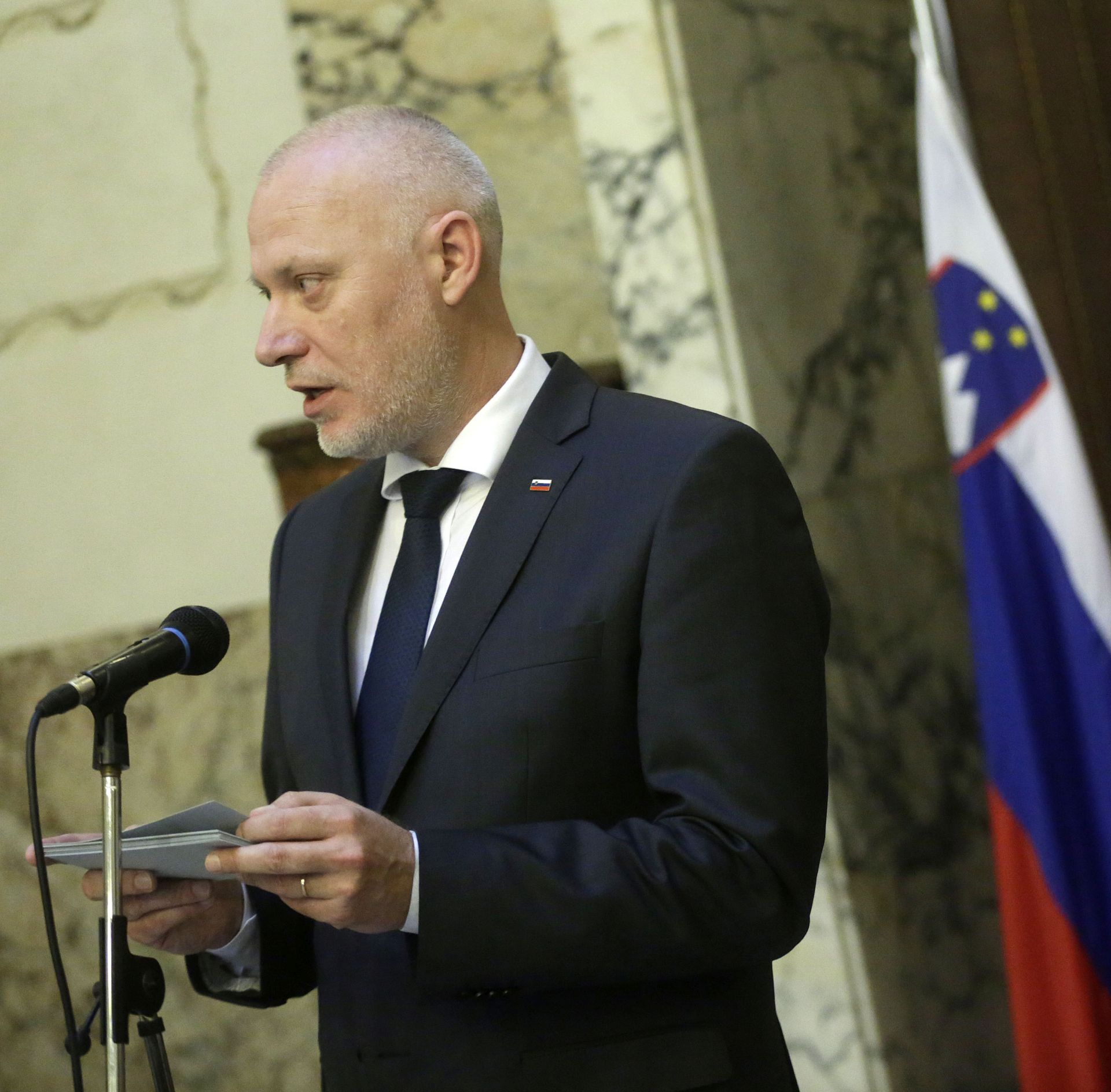 Zagreb, 21.04.2016 - U Hrvatskom dravnom arhivu sveèano je otvorena  izloba "Milijun 289 tisoè 369 za samostojno Slovenijo" u prigodi proslave 25. obljetnice neovisnosti Republike Slovenije. Izlobu su otvorili predsjednik Dravnog zbora Republike Slovenije Milan Brglez i predsjednik Hrvatskoga sabora eljko Reiner. Na slici predsjednik Dravnog zbora Republike Slovenije Milan Brglez tijekom govora.
foto HINA/ Denis CERIÆ /dc