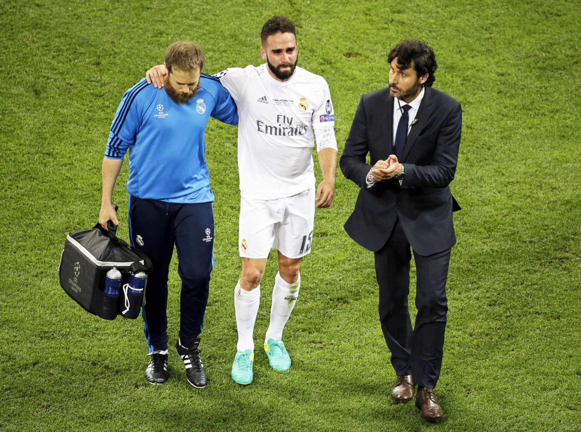 epa05334733 Real Madrid's Dani Carvajal (C) leaves the pitch after being injured during the UEFA Champions League final between Real Madrid and Atletico Madrid at the Giuseppe Meazza Stadium in Milan, Italy, 28 May 2016.  EPA/ARMANDO BABANI
