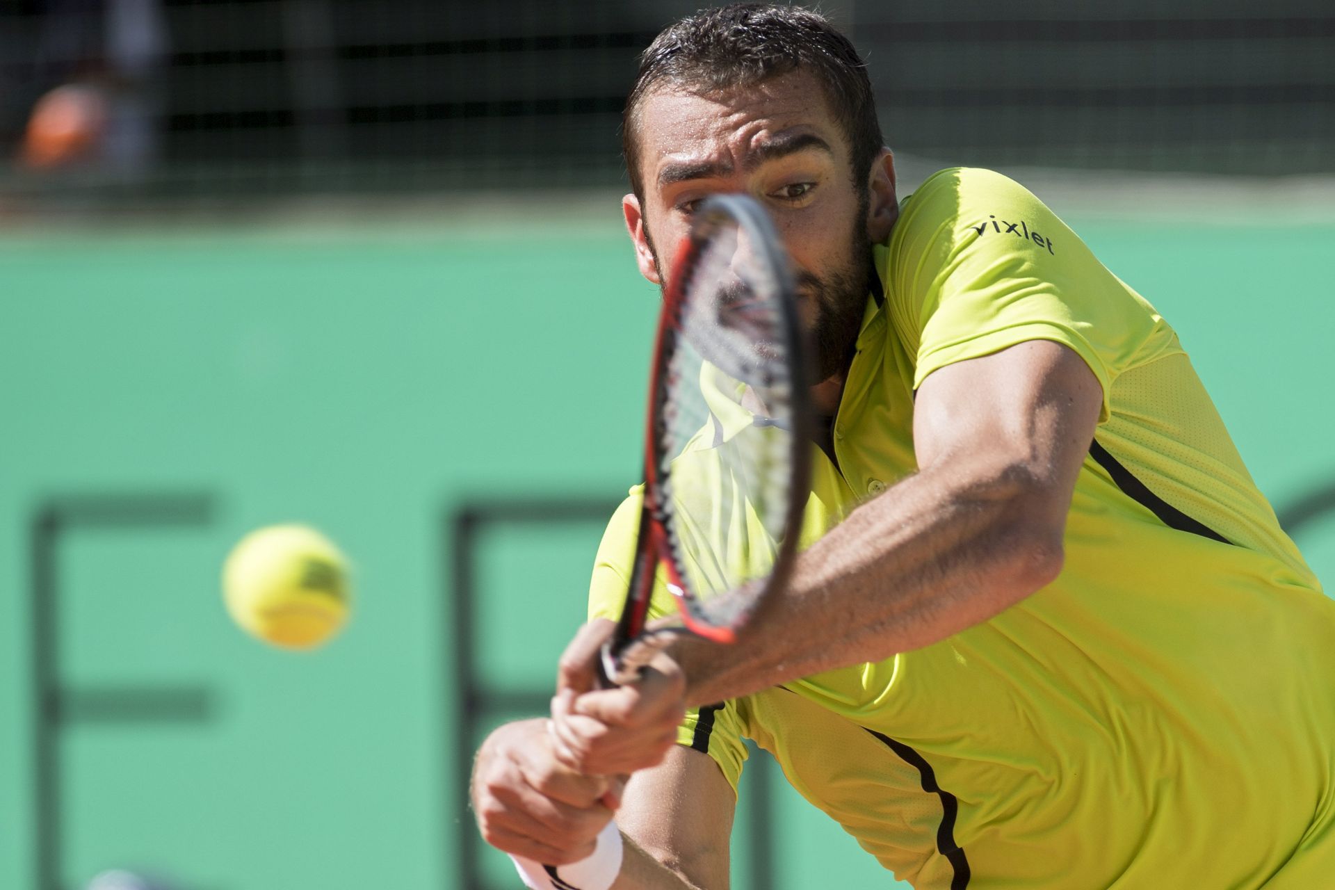 epa05321635 Marin Cilic of Croatia returns the ball to Switzerland's Stanislas Wawrinka during their final match of the Geneva Open ATP 250 Tennis tournament, in Geneva, Switzerland, Saturday, May 21, 2016.  EPA/MARTIAL TREZZINI