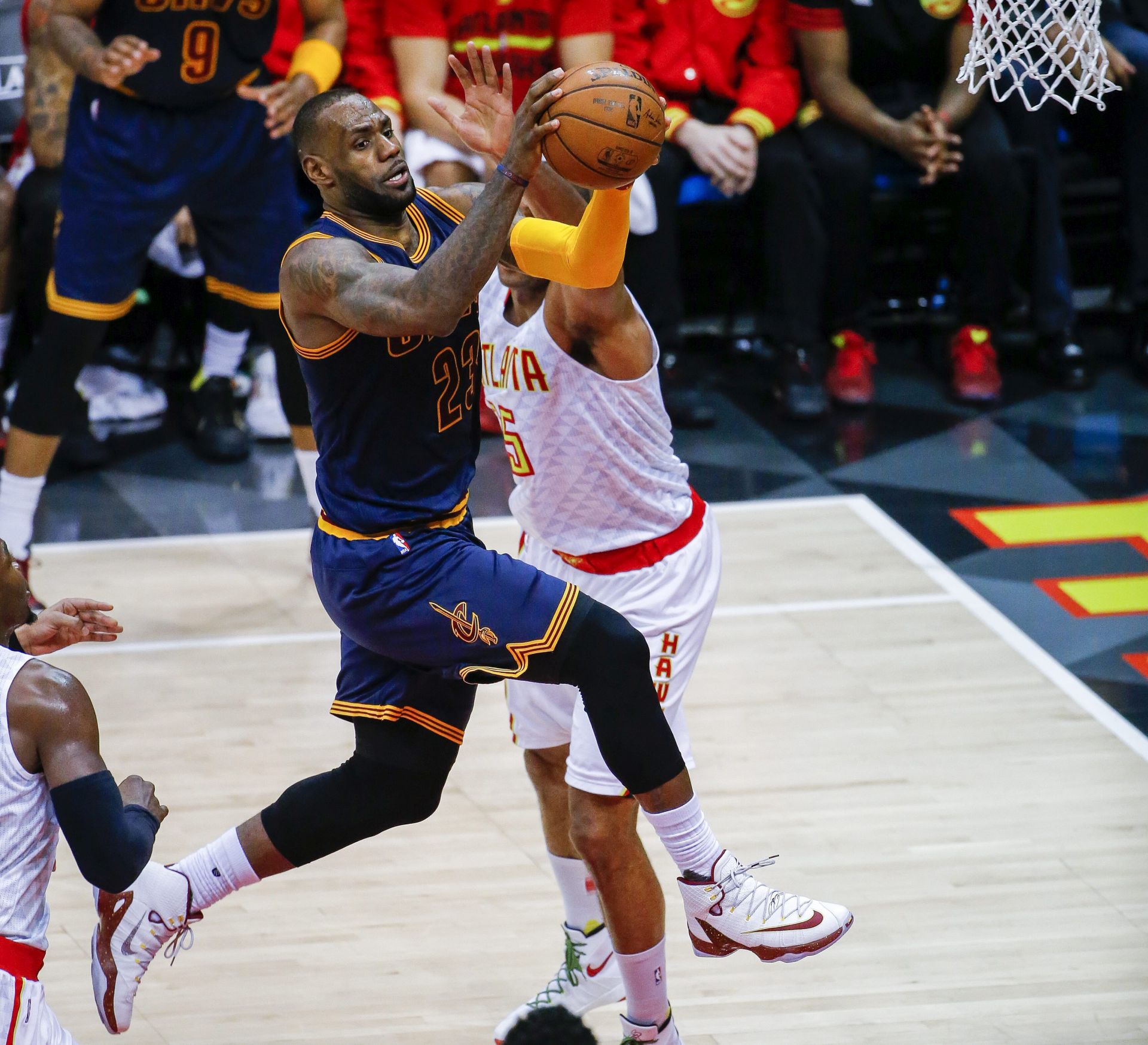 epa05295571 Cleveland Cavaliers forward LeBron James drives to the basket against the Atlanta Hawks during the second half of game 4 of their NBA Eastern Conference semifinal round playoff series at Philips Arena in Atlanta, Georgia, USA, 08 May 2016. The Cleveland Cavaliers defeated the Atlanta Hawks and swept the best-of-seven series 4-0.  EPA/ERIK S. LESSER CORBIS OUT