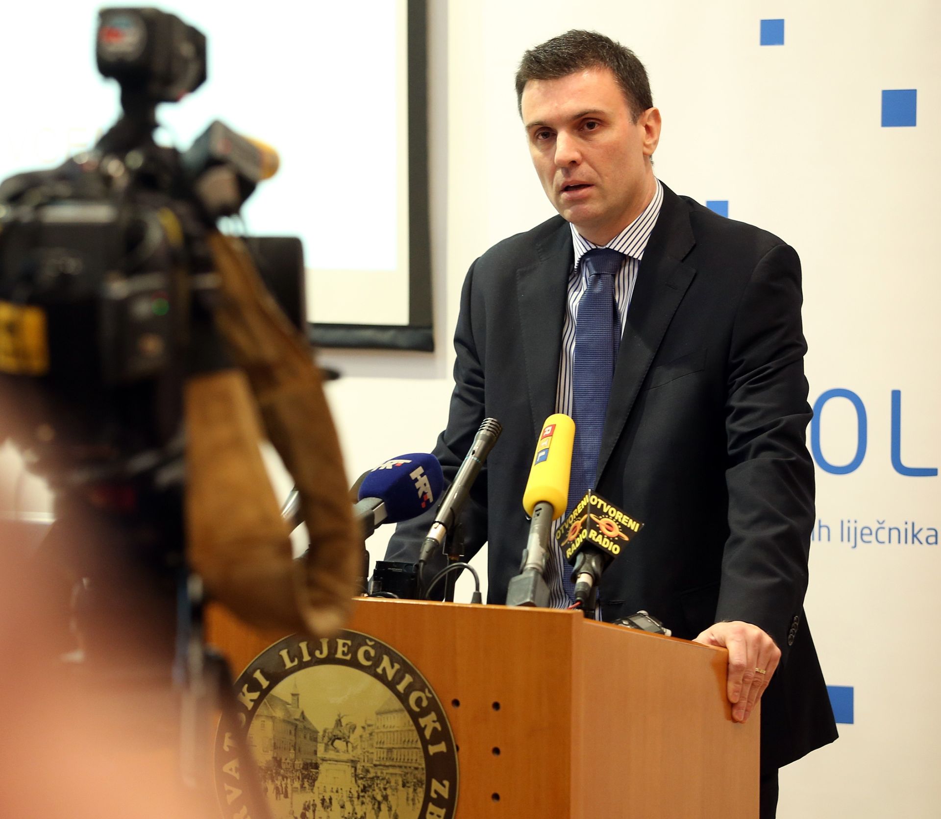 19.09.2014., Zagreb - Hrvatski lijecnicki dom, konferencija za medije Hrvatske udruge bolnickih lijecnika (HUBOL) o modalitetetima i posljedicama javne nabave u hrvatskom zdravstvenom sustavu. Konferenciji su nazocili Trpimir Goluza, predsjednik Hrvatske udruge bolnickih lijecnika, Ada Baric, dopredsjednica Hrvatske udruge bolnickih lijecnika, Pavo Kostopec dopredsjednik Hrvatske udruge bolnickih lijecnika. 
Photo: Robert Anic/PIXSELL